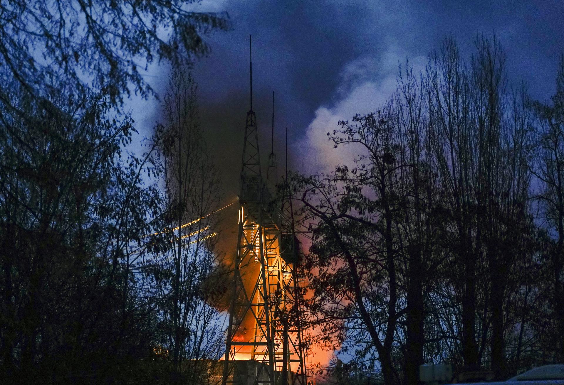 Elevan a siete el número de muertos por un ataque con drones rusos cerca de Kiev