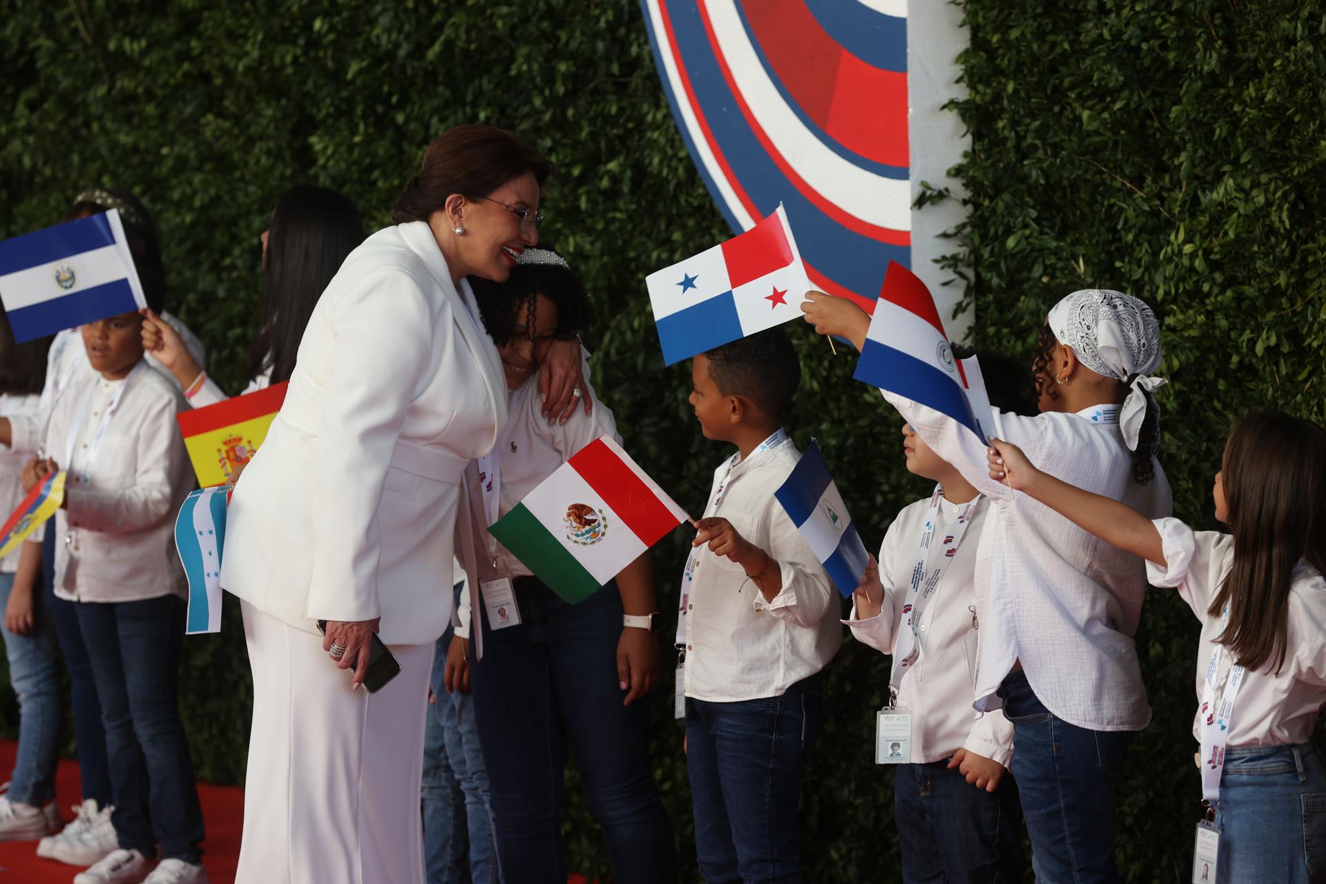Xiomara Castro sale en defensa de los regímenes de Nicaragua, Cuba y Venezuela