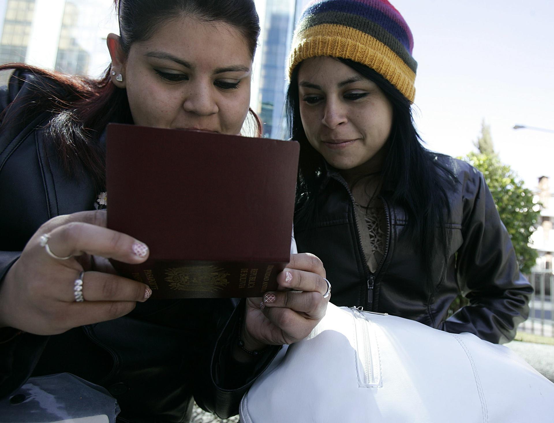 EE.UU. sube los precios de visas las de turistas, estudiantes y trabajadores temporales