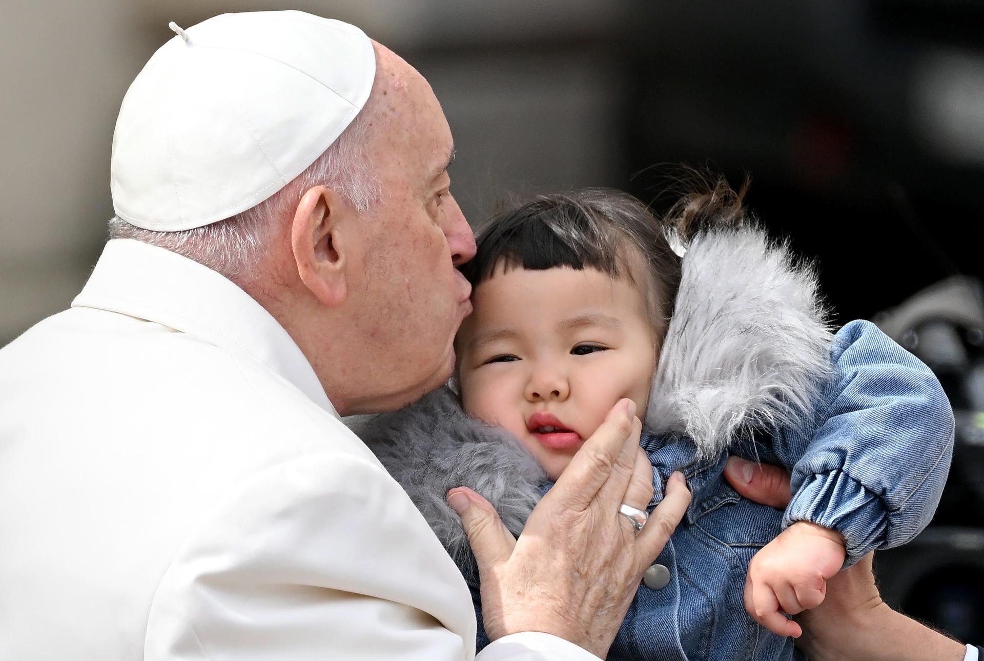 El Vaticano anuncia que el papa Francisco ha sido hospitalizado