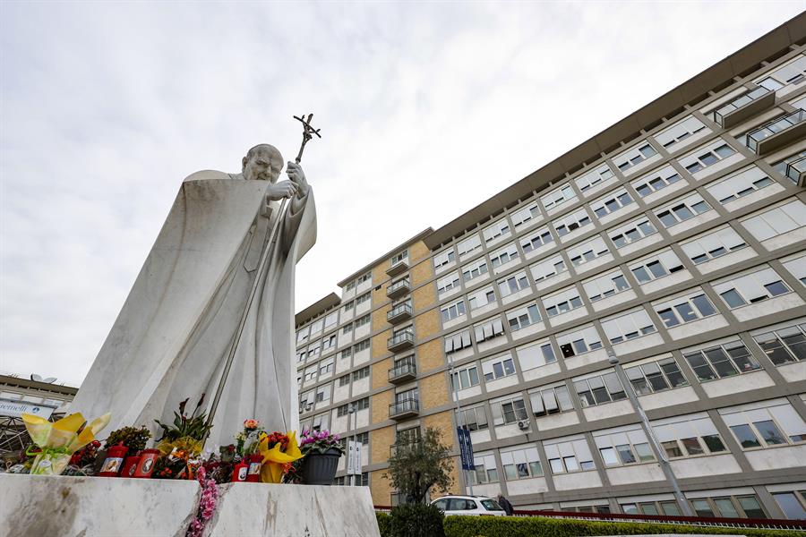 Papa Francisco fue ingresado por una infección respiratoria, pero “mejora progresivamente”