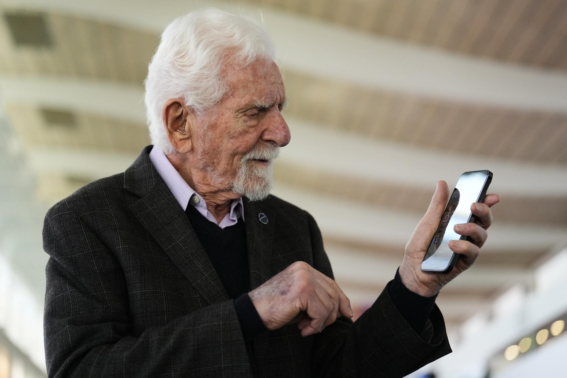 El celular cumple medio siglo y lo usa más del 68% de la población mundial