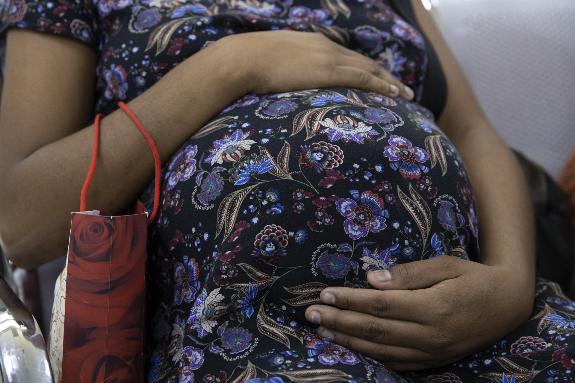 Con ambigüedad legal, se abre paso en América regular vientres de alquiler