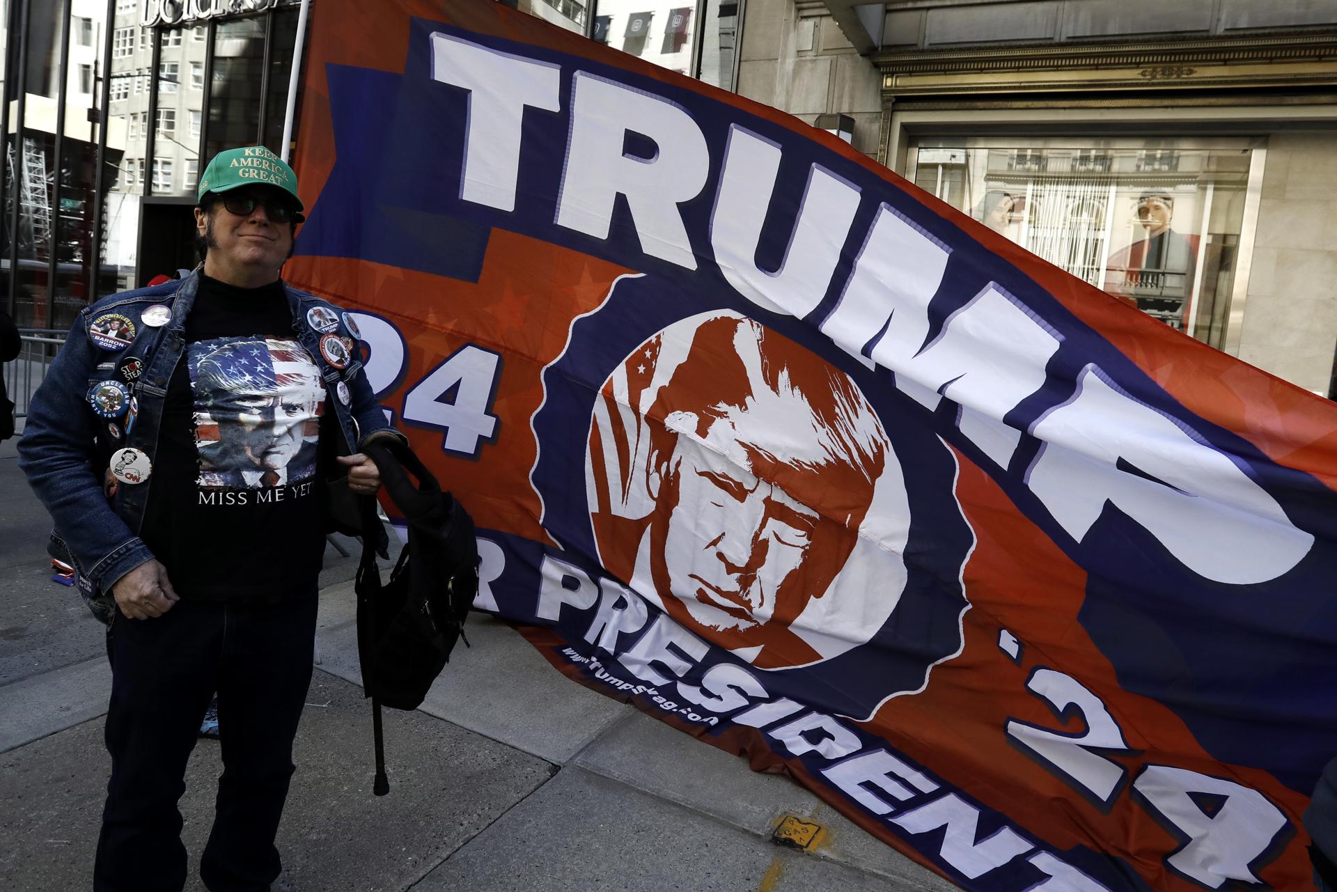 Menos de diez seguidores van a la Torre Trump para apoyar al expresidente