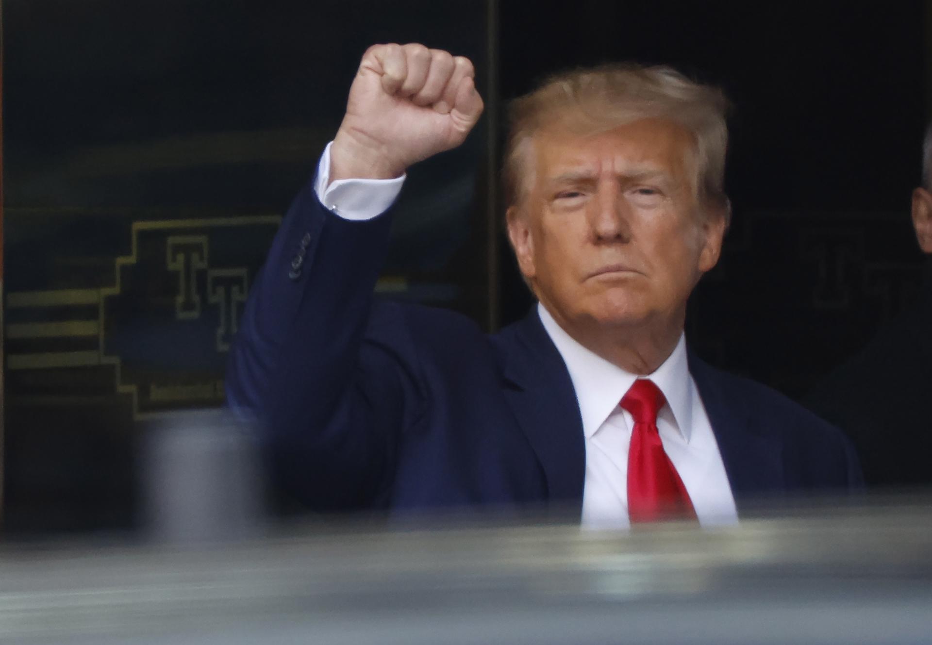 Donald Trump se entrega para que le lean los cargos