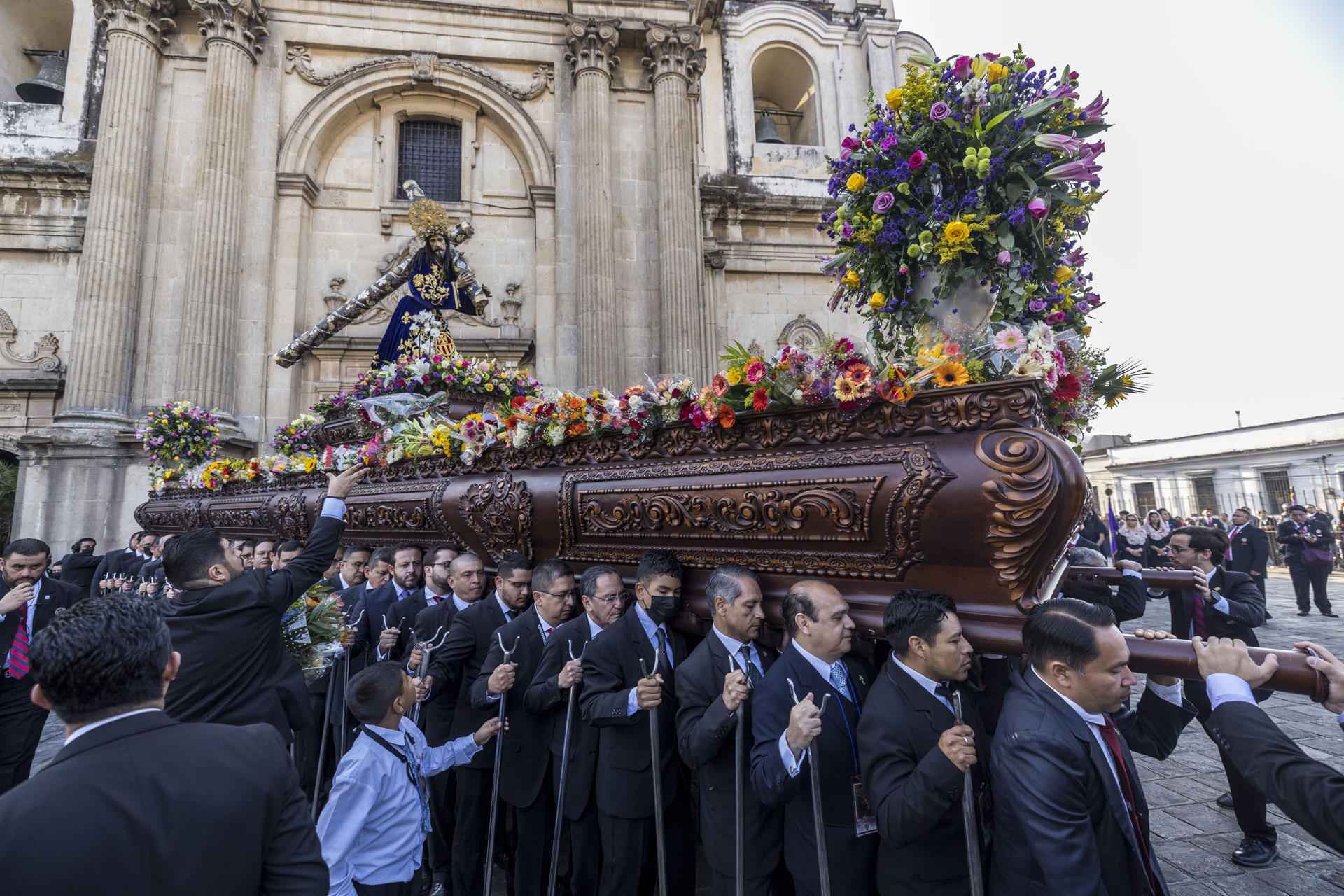 Cientos de católicos abarrotan el centro de Guatemala por una procesión
