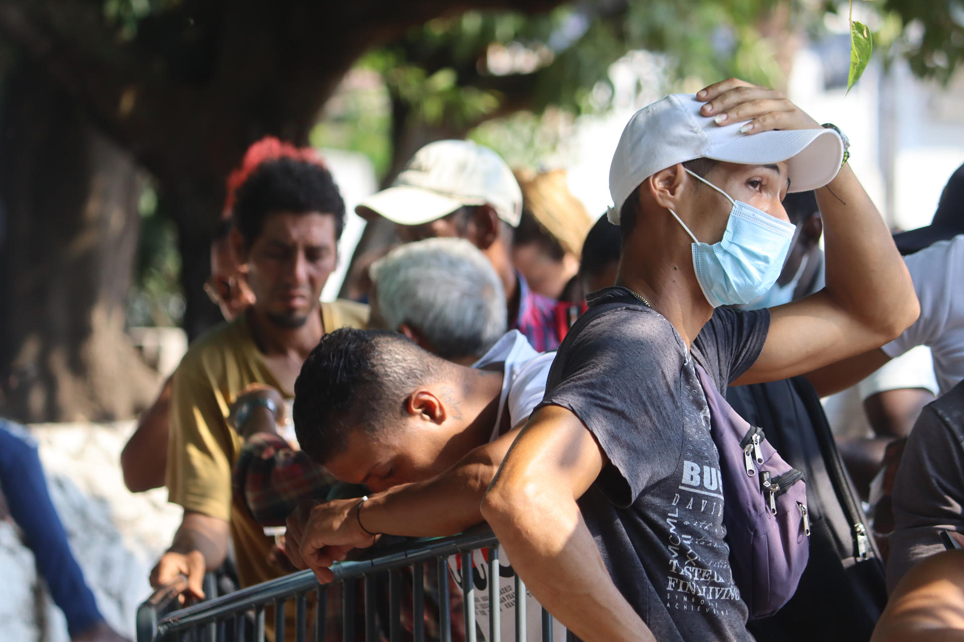 México otorga 2.320 tarjetas humanitarias a migrantes varados en la capital