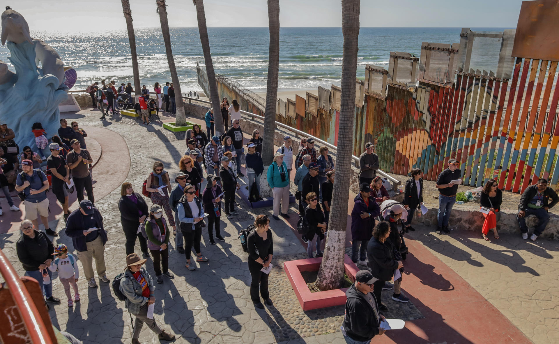 Realizan viacrucis en playas de Tijuana en protesta por medidas migratorias