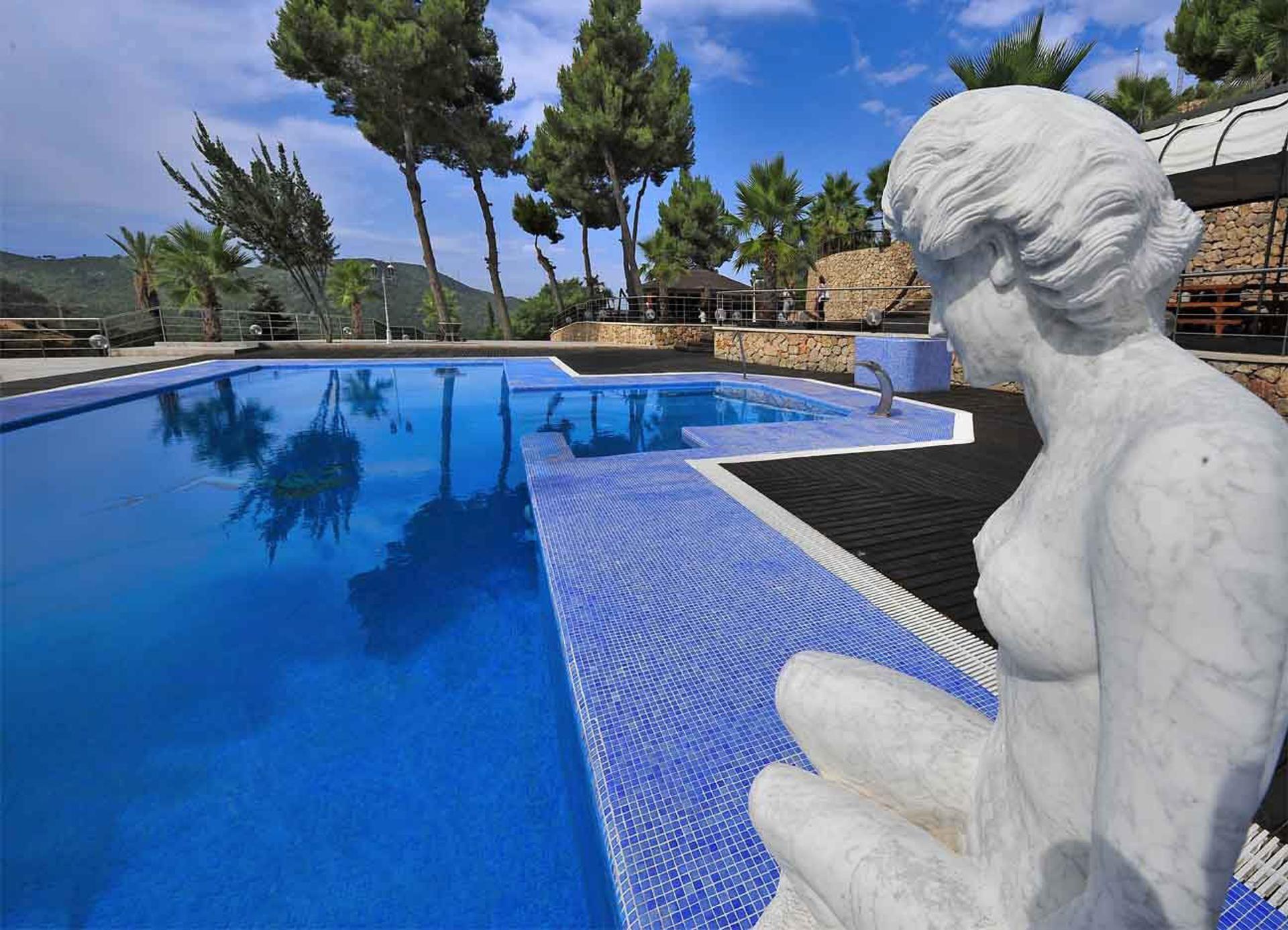 Las piscinas de los ricos «dan sed a las ciudades», denuncia un estudio