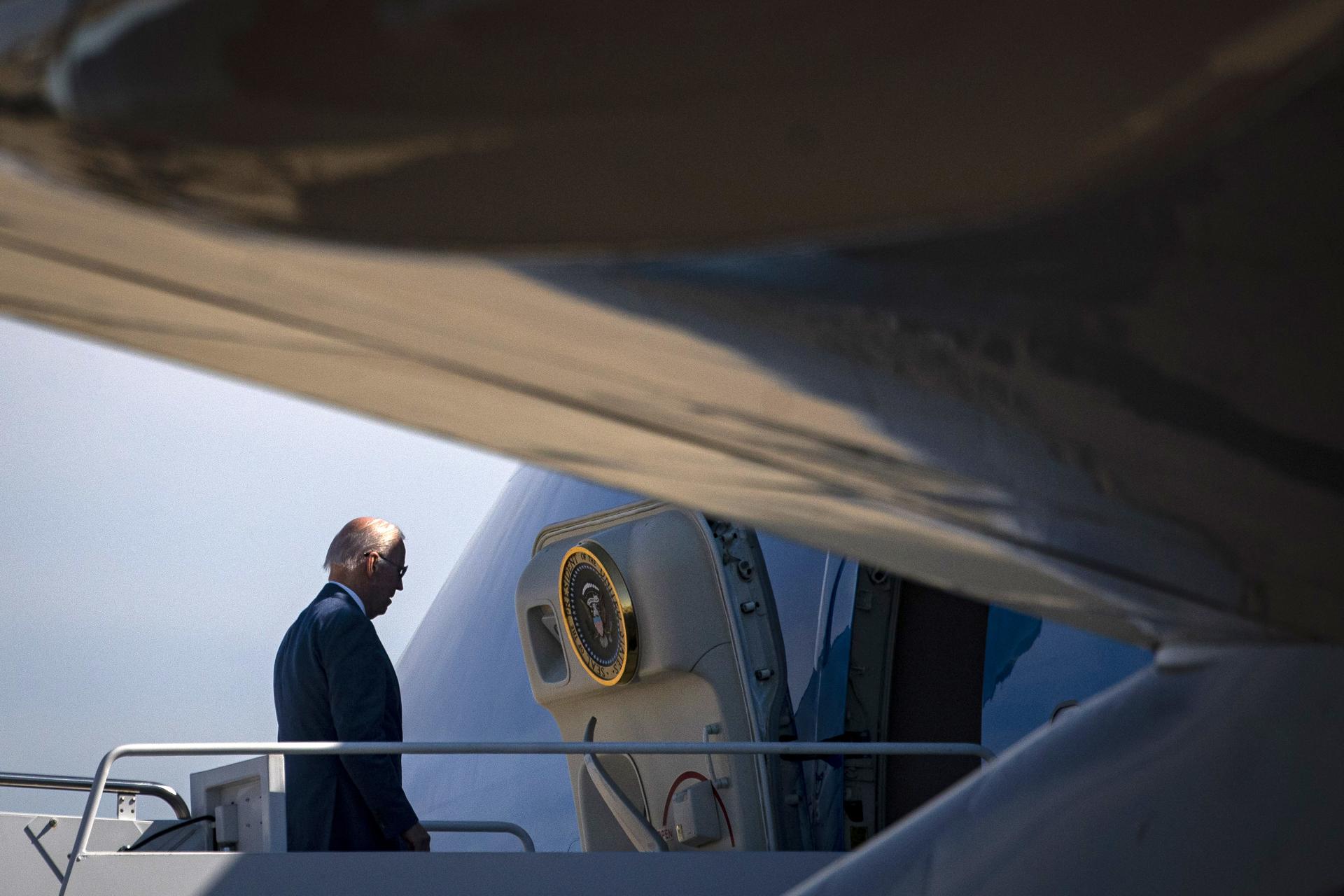 Biden arremete contra el juez que falló para frenar la venta de una píldora abortiva