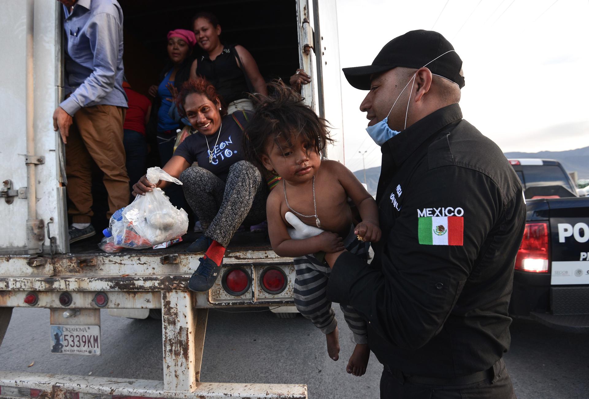 Hallan a 209 migrantes en un tráiler abandonado en el sureste de México