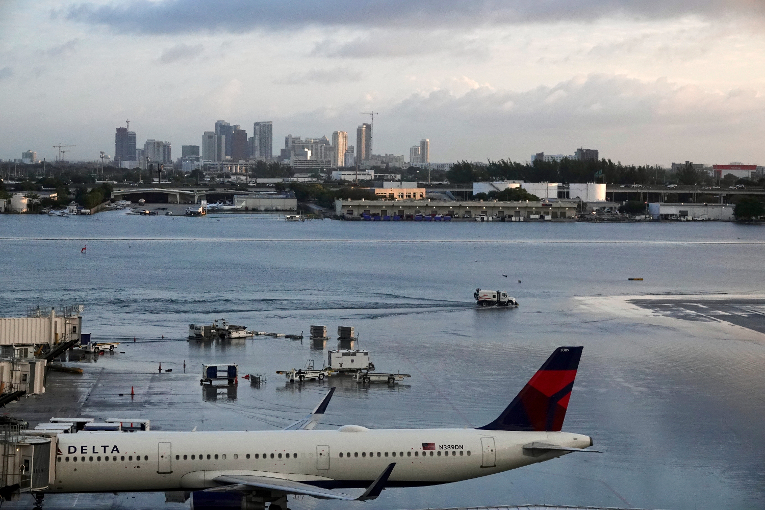 El aeropuerto de Fort Lauderdale reanuda sus operaciones tras dos días cerrado por lluvias