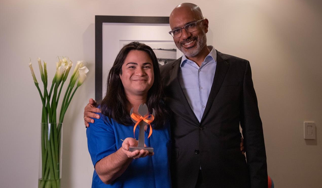 Vestida como presa política, Victoria Obando recibe el Premio Tulipán de Derechos Humanos