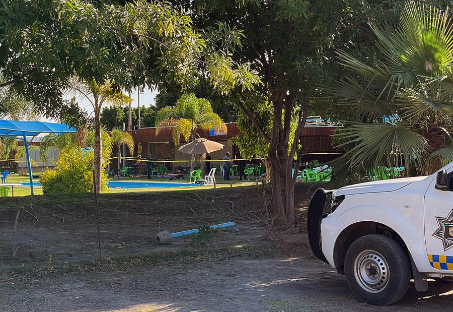 Grupo armado irrumpe en un balneario en México con saldo de siete muertos
