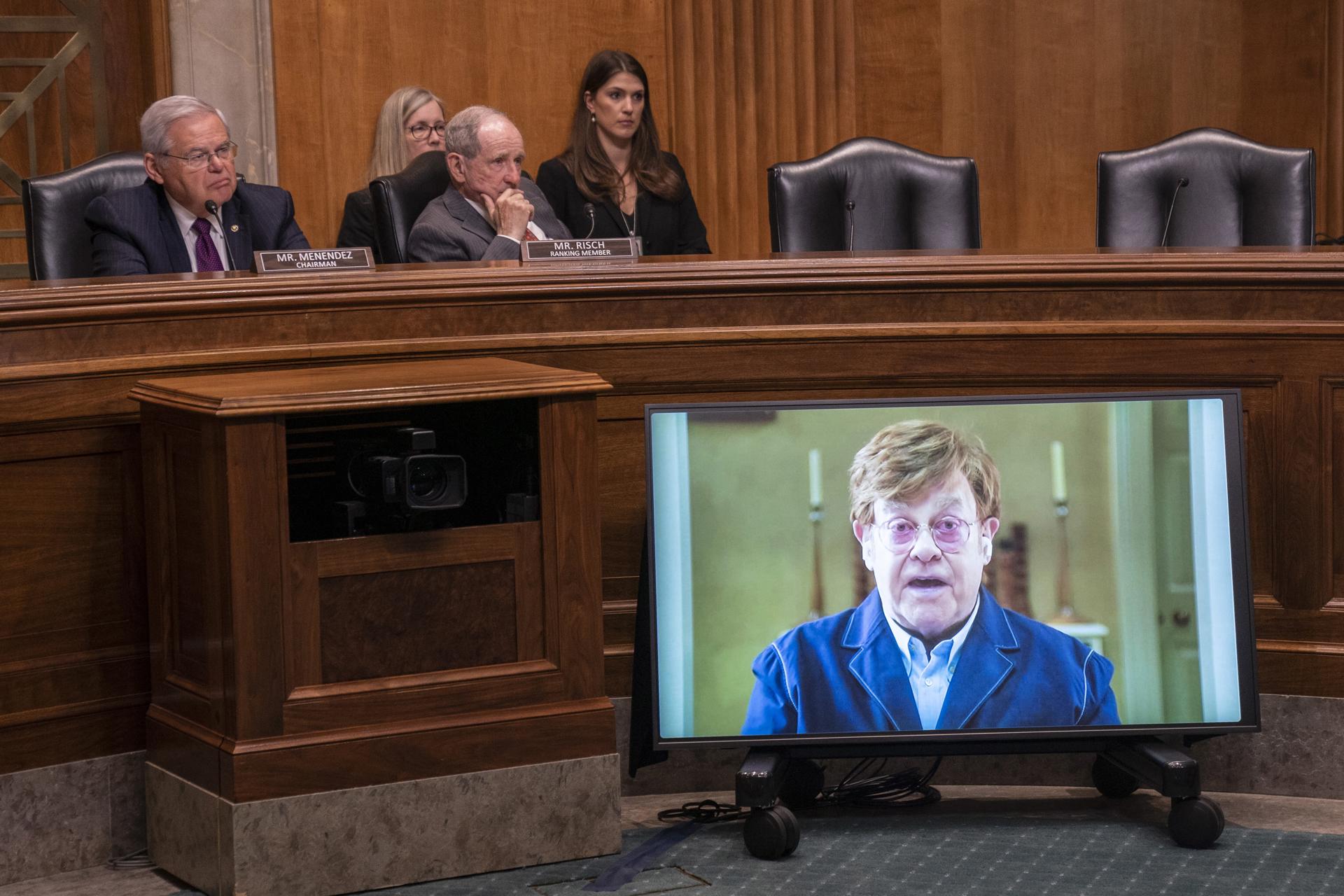 Elton John pide ante el Senado de EE.UU. «pisar el acelerador» frente al sida