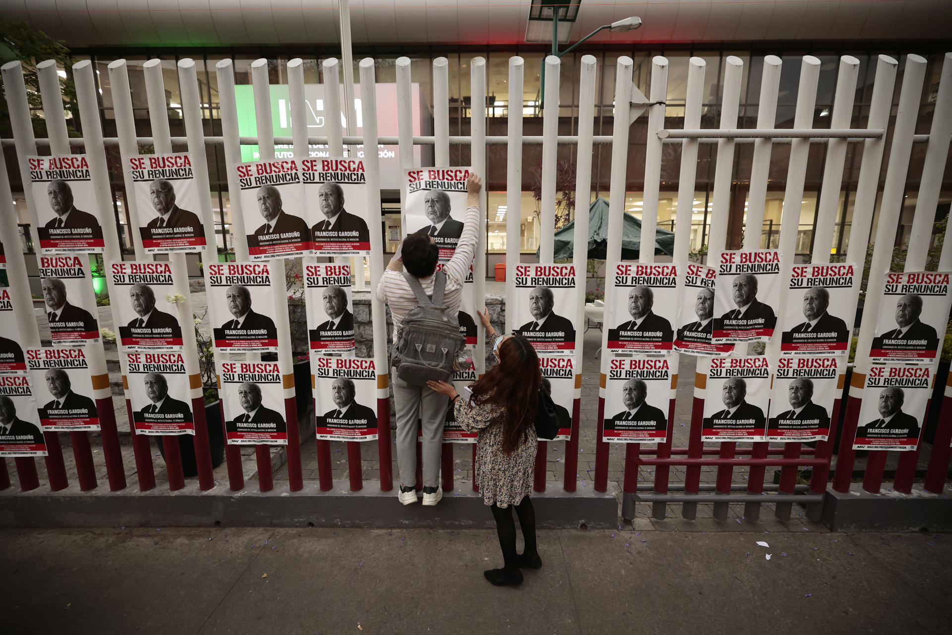 Con decenas de carteles ONG exigen renuncia del jefe de Migración de México