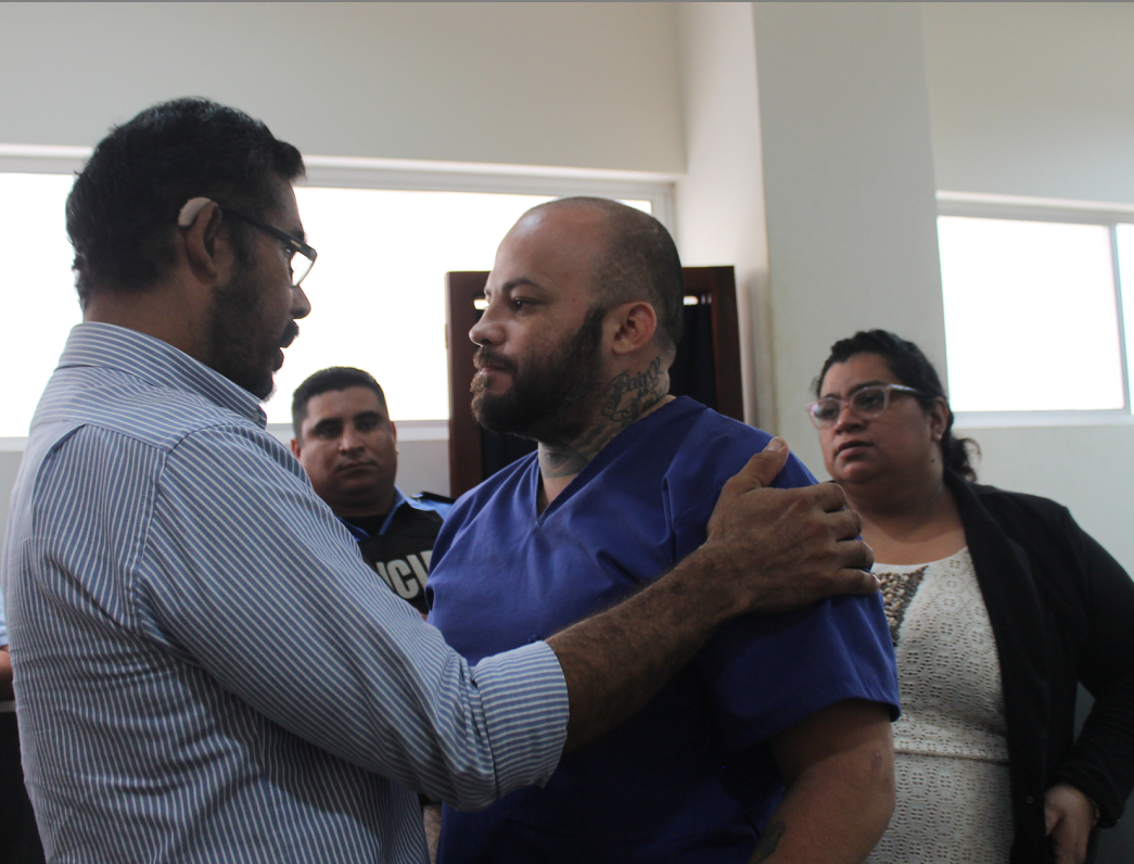 Carceleros niegan atención médica a preso político