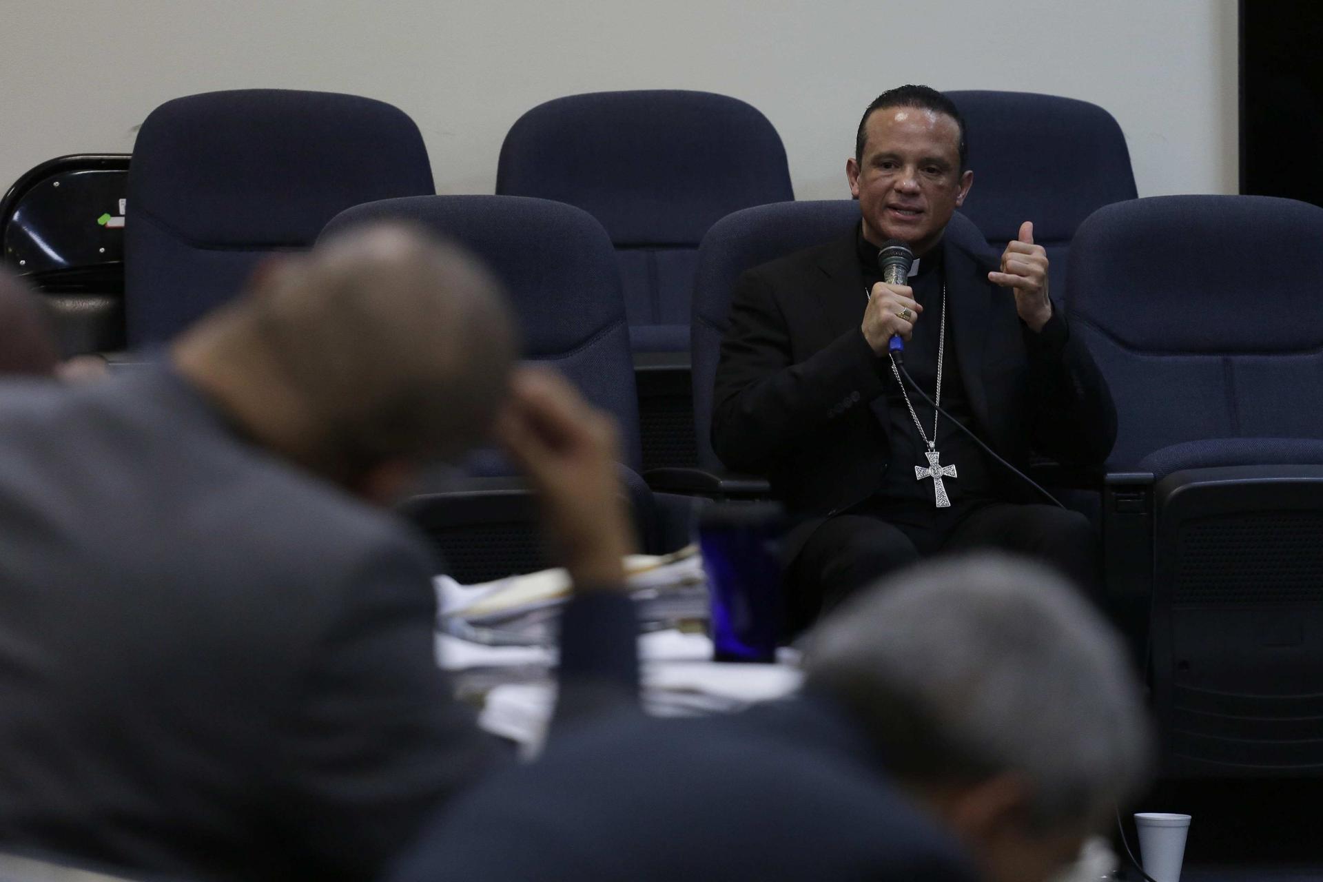 Un obispo salvadoreño declarará en un juicio contra Funes por un pacto de pandillas