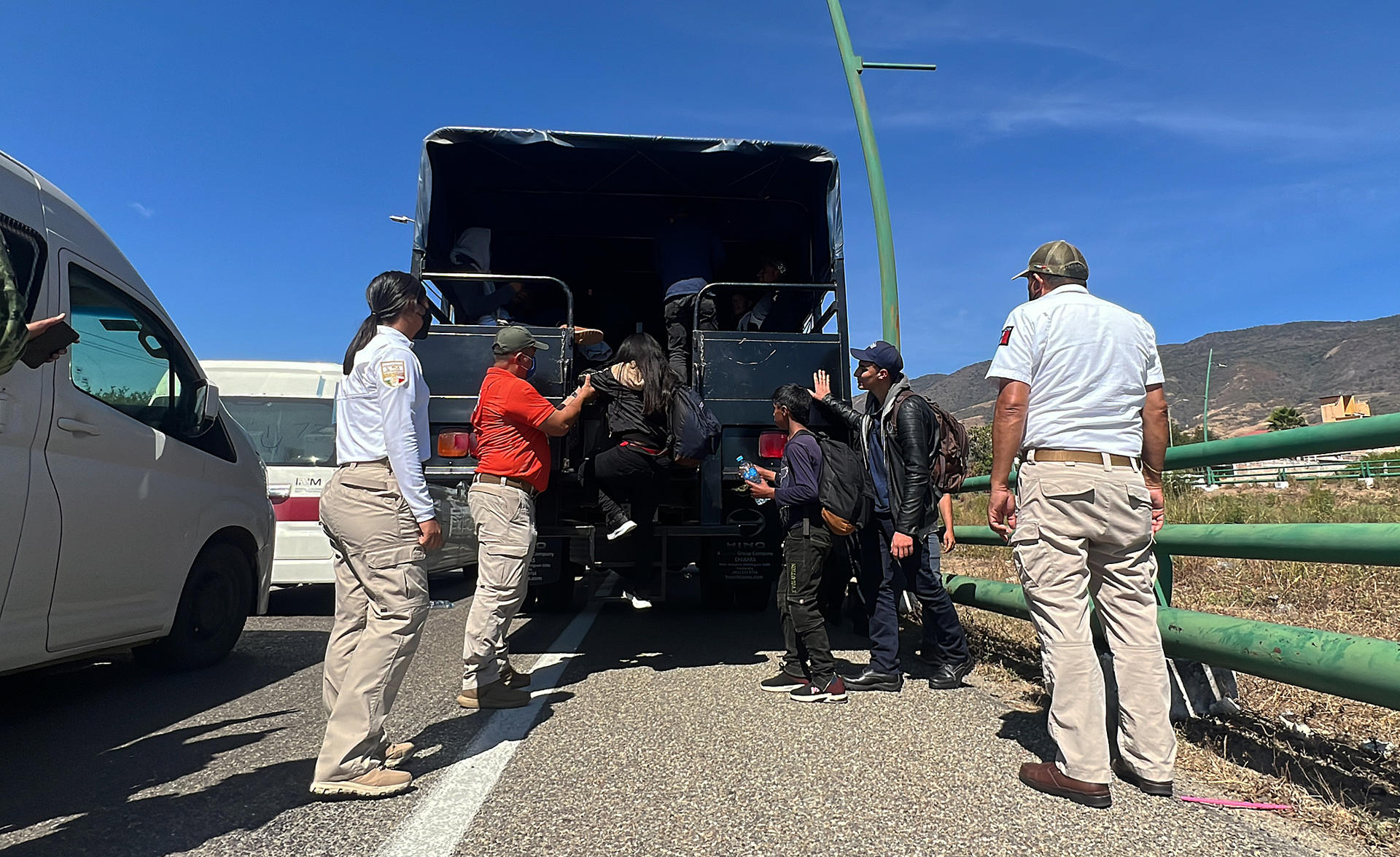 Hallan a 139 migrantes que viajaban en la caja de un tráiler en México