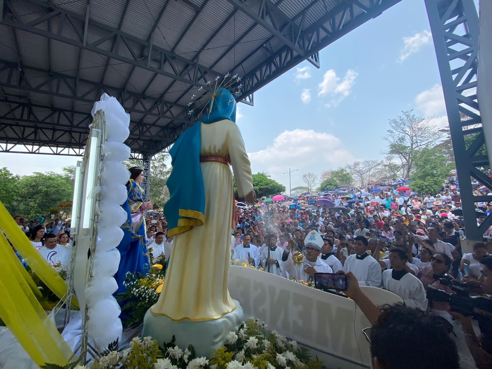 Peregrinos burlan el cerco policial y celebran a la Virgen de Cuapa