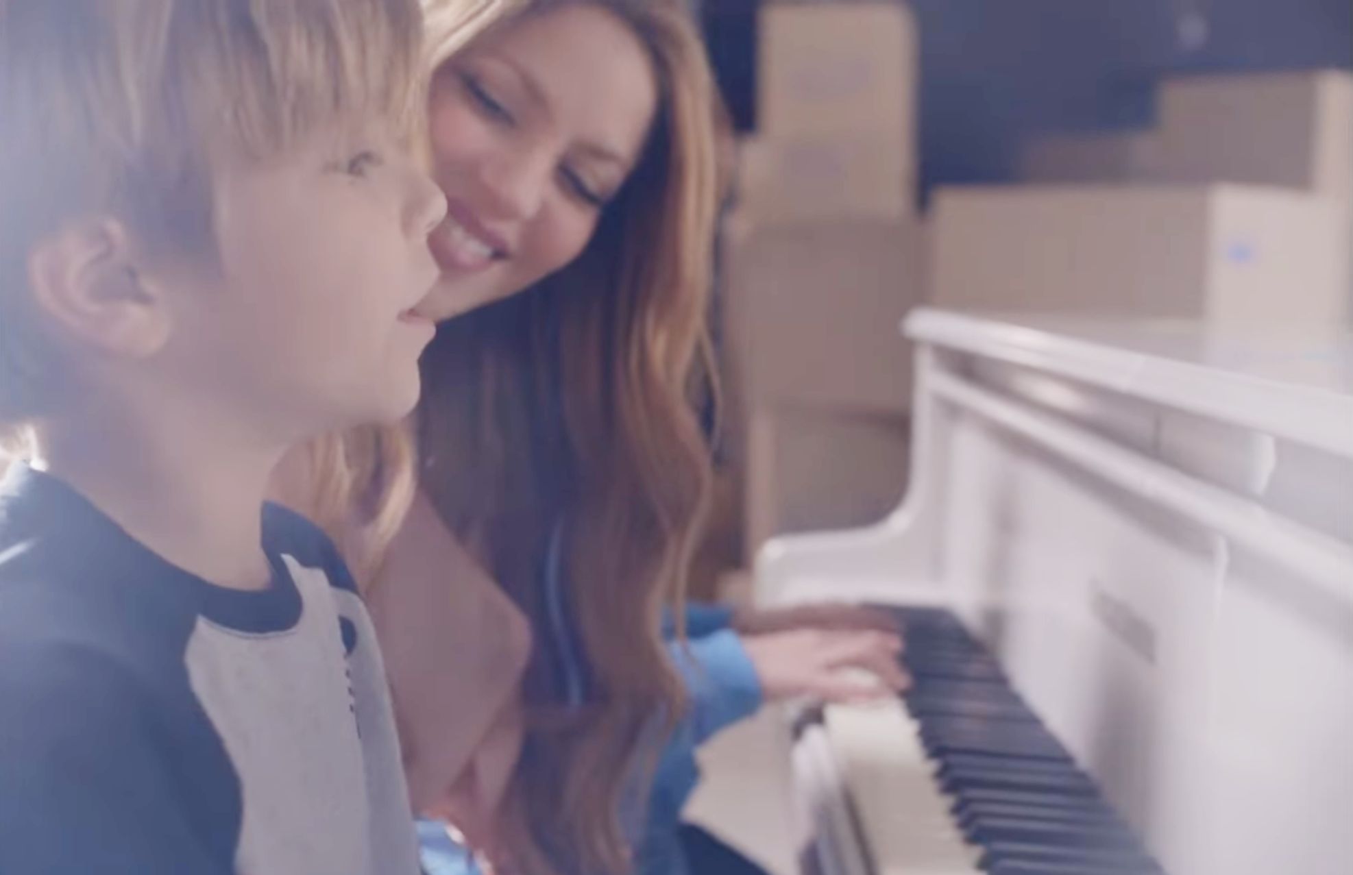 Los hijos de Shakira, Milán y Sasha, «debutan» en el video de Acróstico