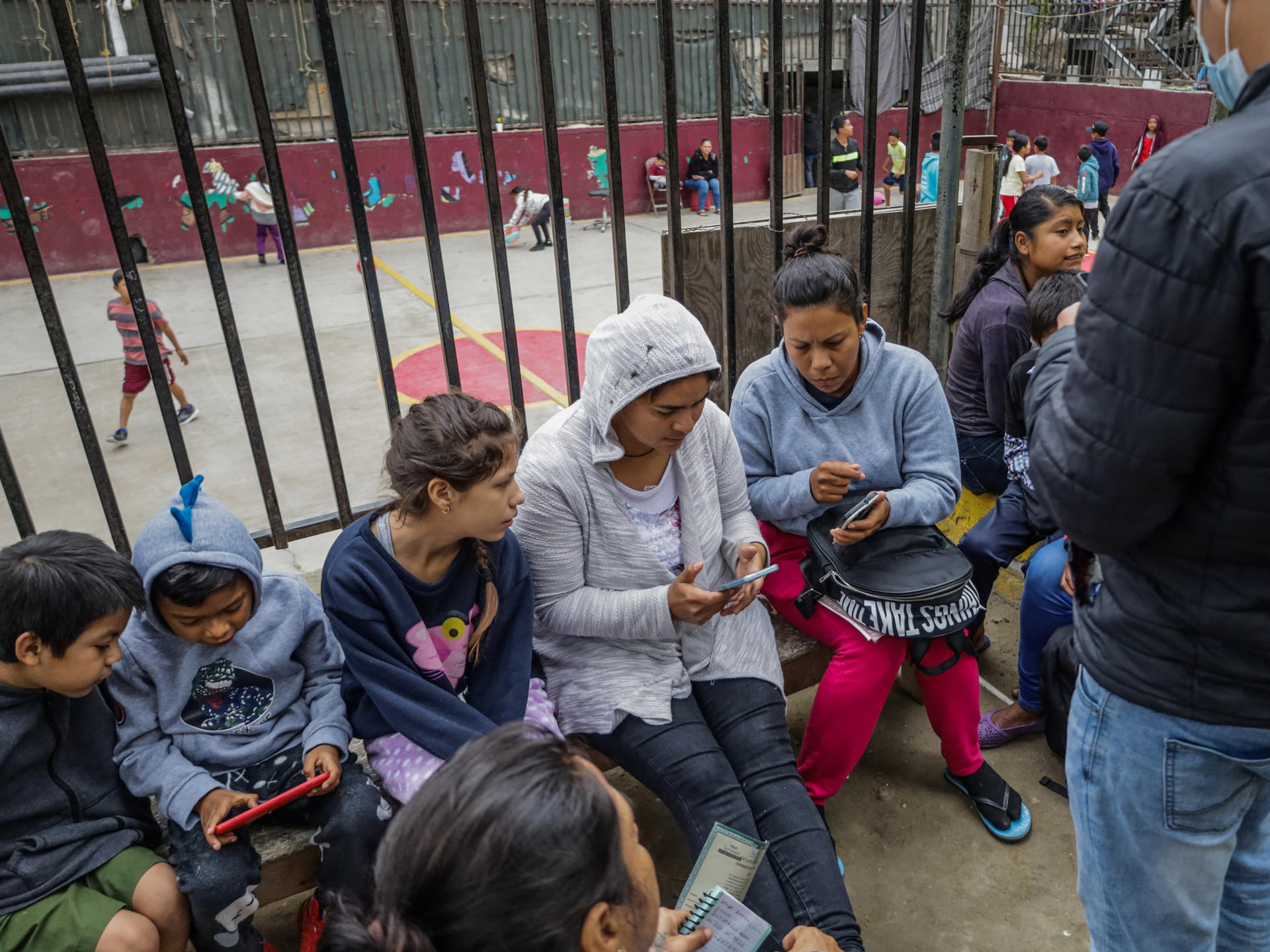Migrantes acaparan albergues en Tijuana tras una semana del término del Título 42