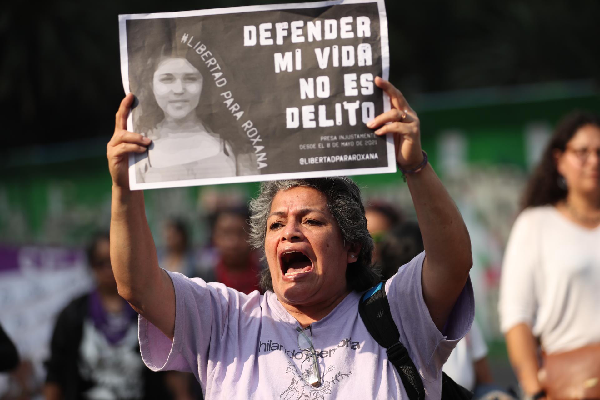 Mexicanas marchan en Ciudad de México por condena contra mujer que mató a su violador
