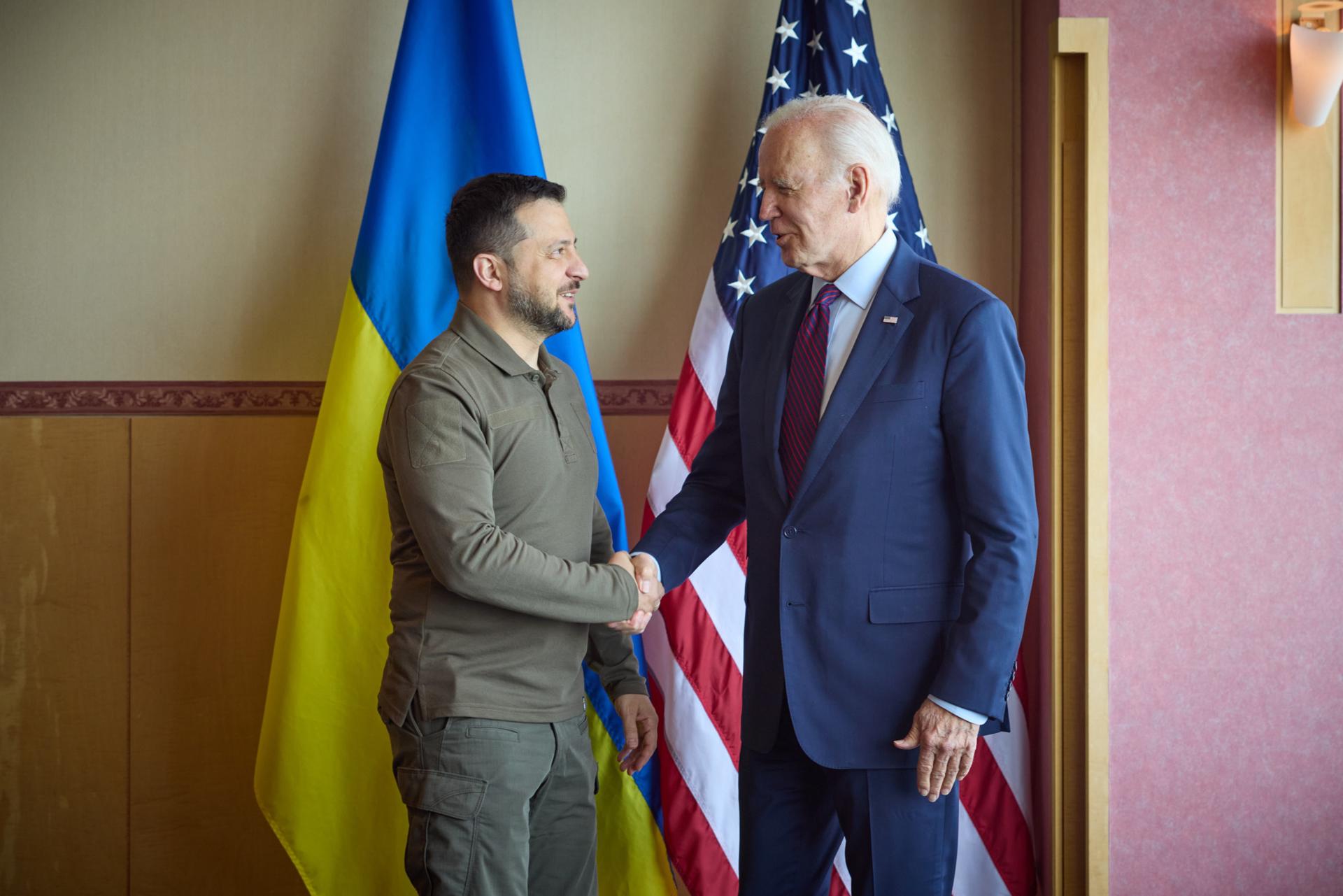 Biden dice que Zelenski le ha garantizado que Ucrania no usará los F-16 en territorio ruso