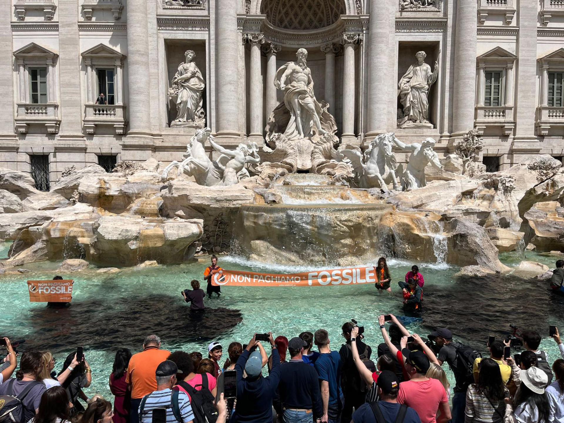 La Justicia italiana investiga a los activistas que tiñeron de negro la Fontana di Trevi