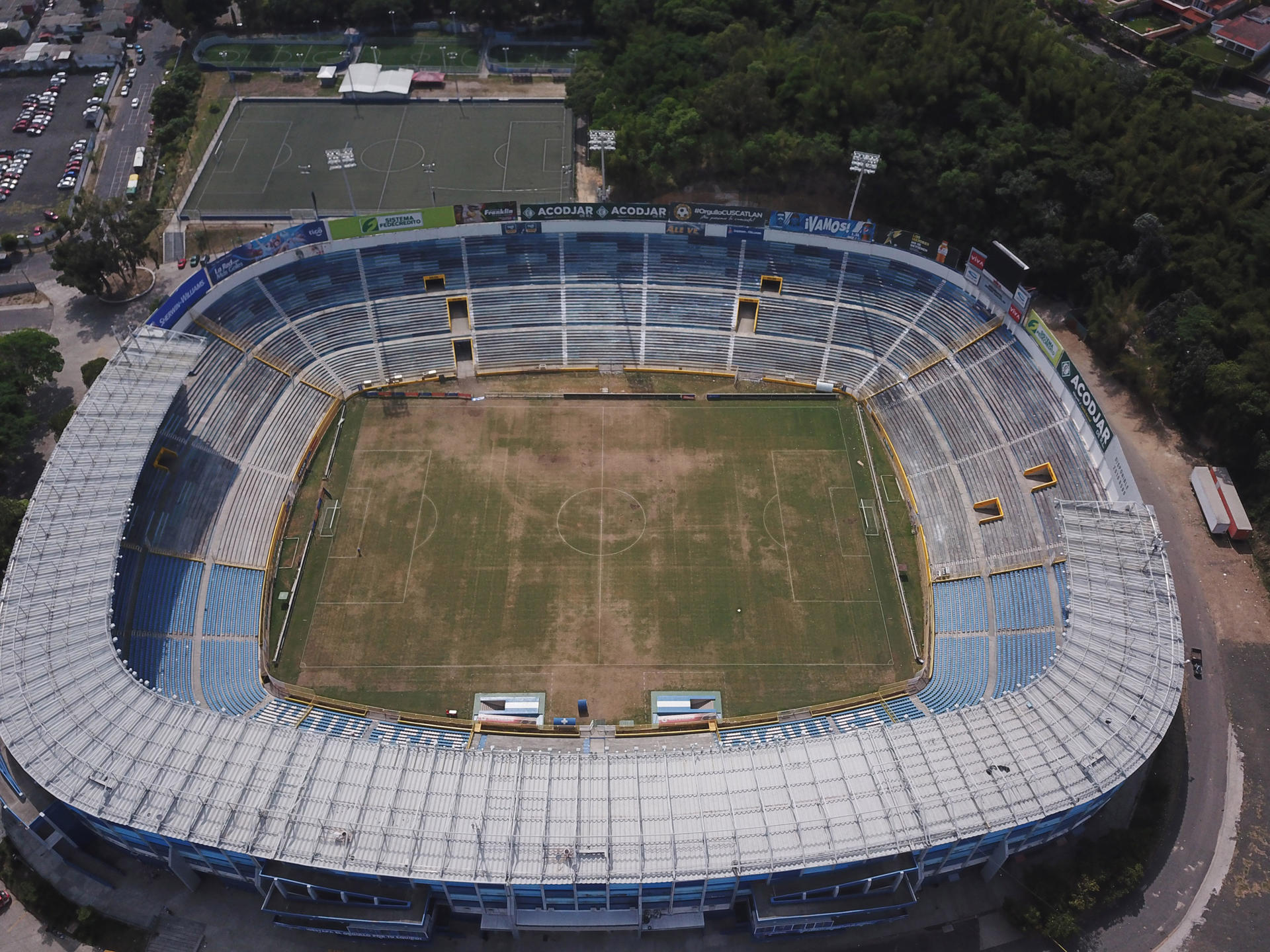 Rinden homenaje a los aficionados fallecidos en el estadio Cuscatlán en El Salvador