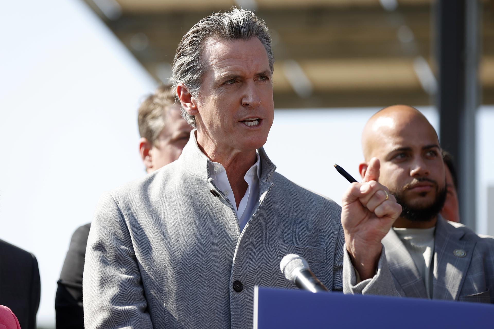 El gobernador Newsom sugiere que envío de migrantes a California califica de secuestro