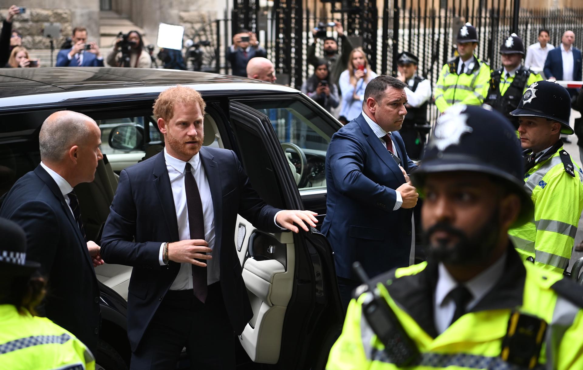 Príncipe Harry acusa a los tabloides de «incitar al odio y al acoso» en su vida privada