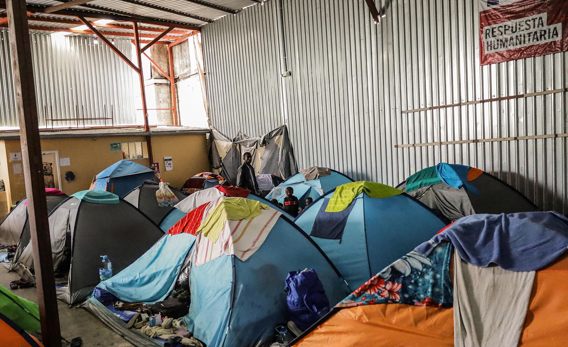 Migrantes mexicanos desplazados por la violencia acaparan la frontera en Tijuana