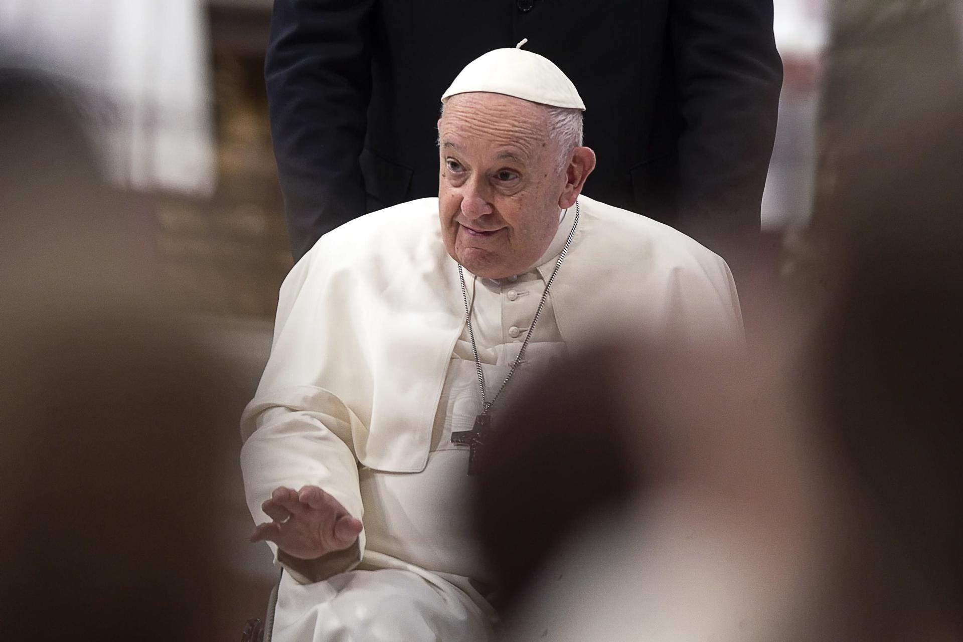 El papa «está bien, despierto y consciente» y bromeó tras su operación, según el cirujano