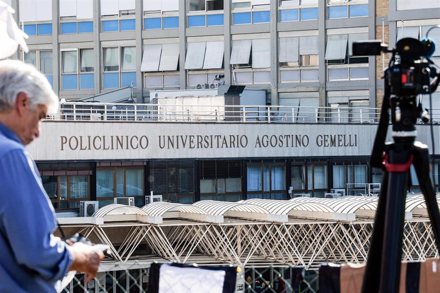 El papa pasó bien la noche después de su operación por una hernia abdominal