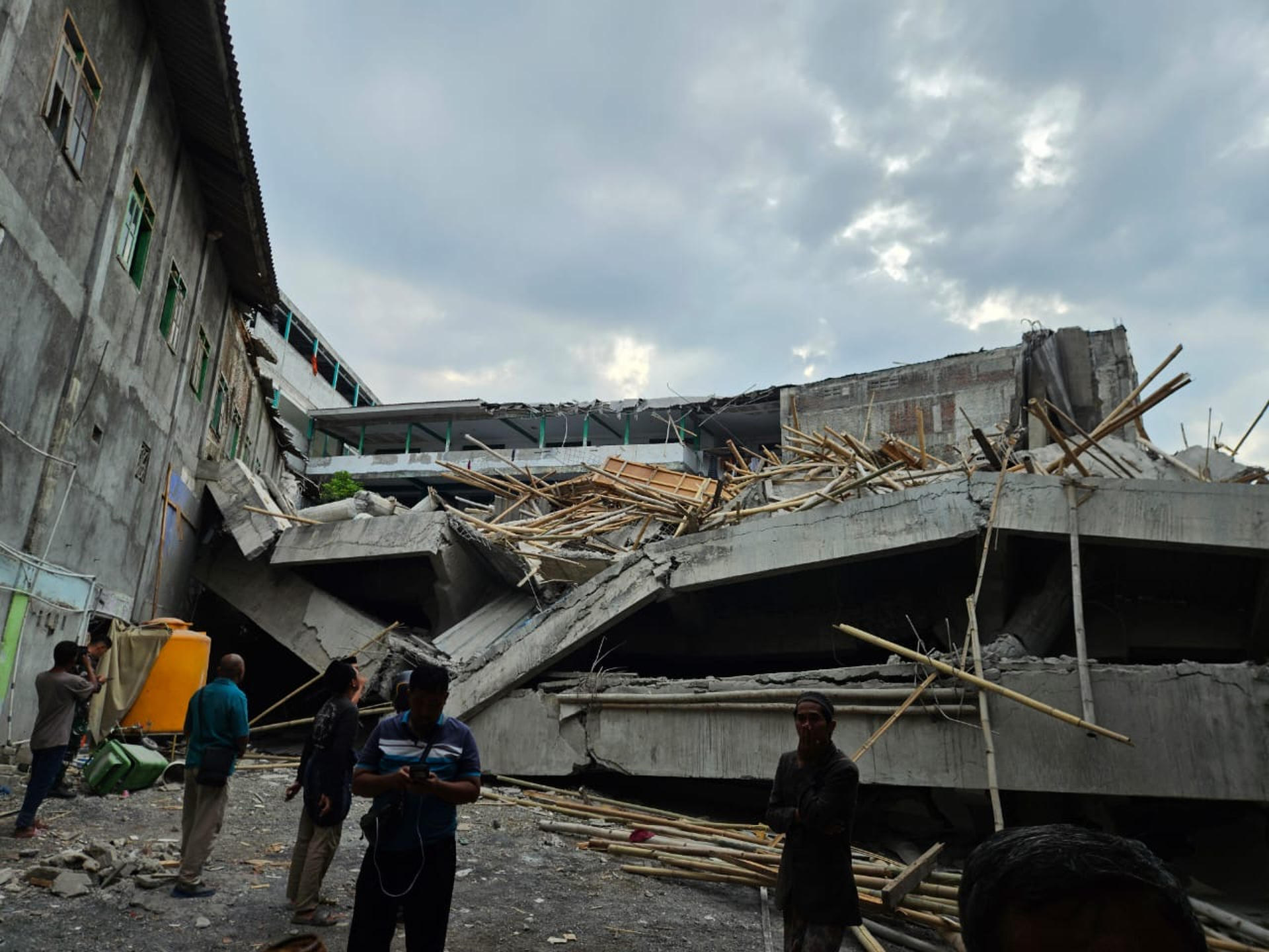 Un internado se derrumba en Indonesia mientras los estudiantes rezaban
