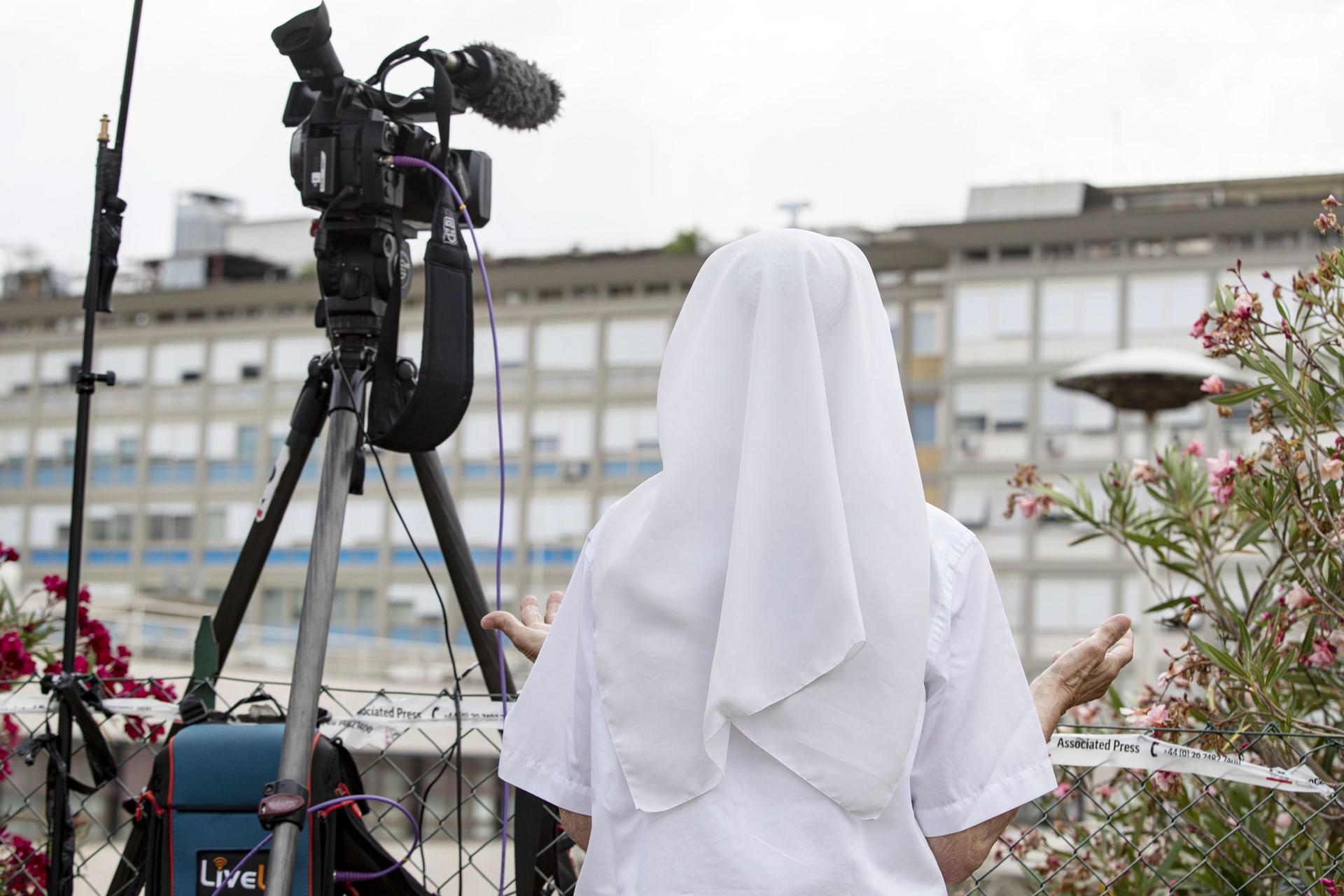 El Papa está bien y ya ha expresado el deseo de reanudar su trabajo, asegura el Vaticano