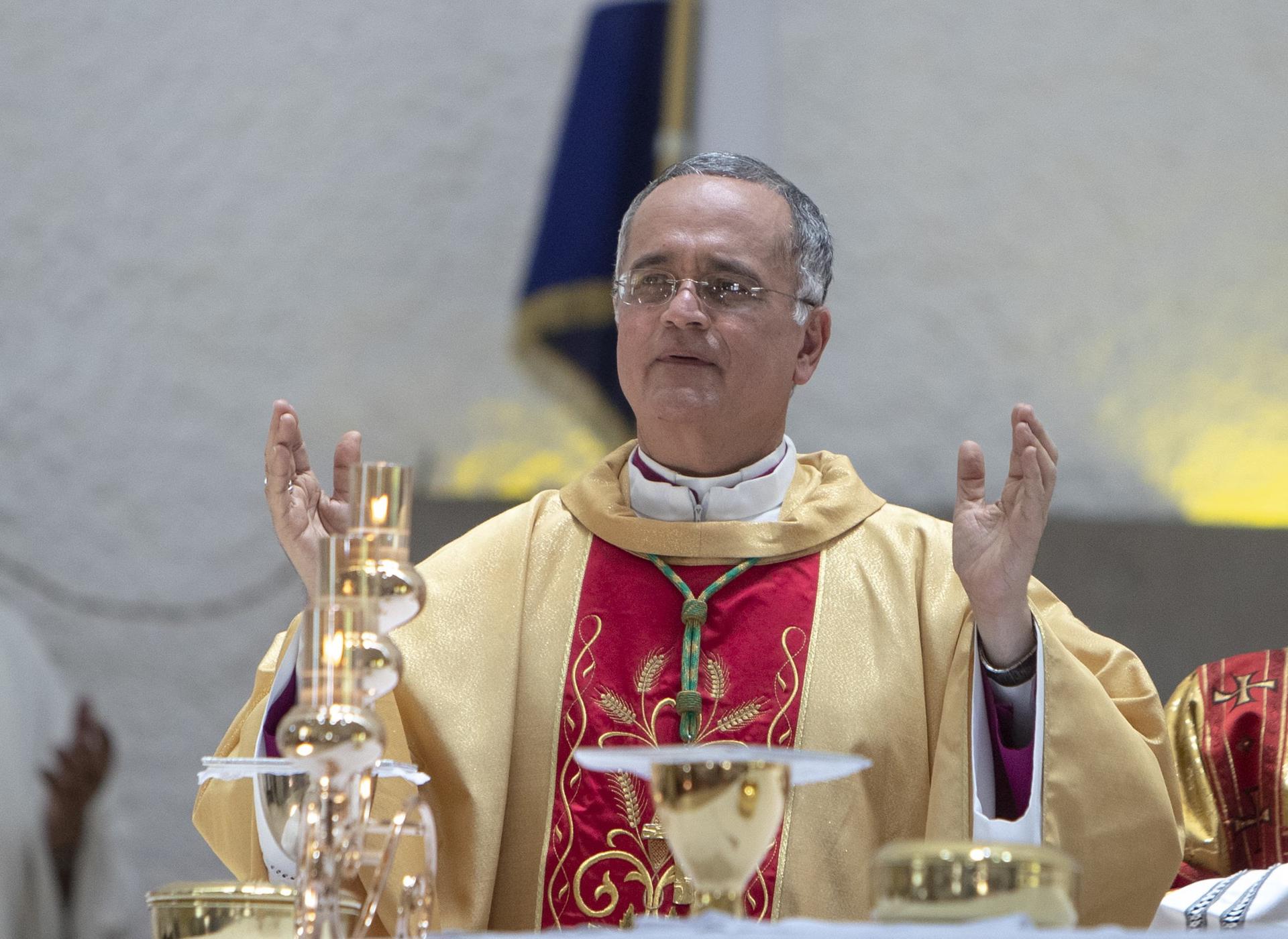Monseñor Silvio Báez entre otros 28 nicaragüenses nacionalizados españoles