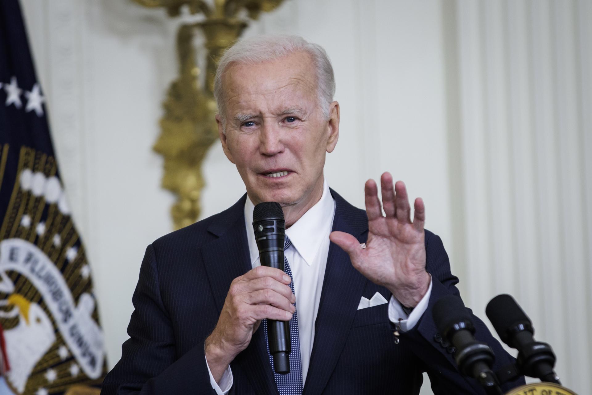 Familias reprochan a Biden por no hacer lo suficiente al prolongar protección a migrantes