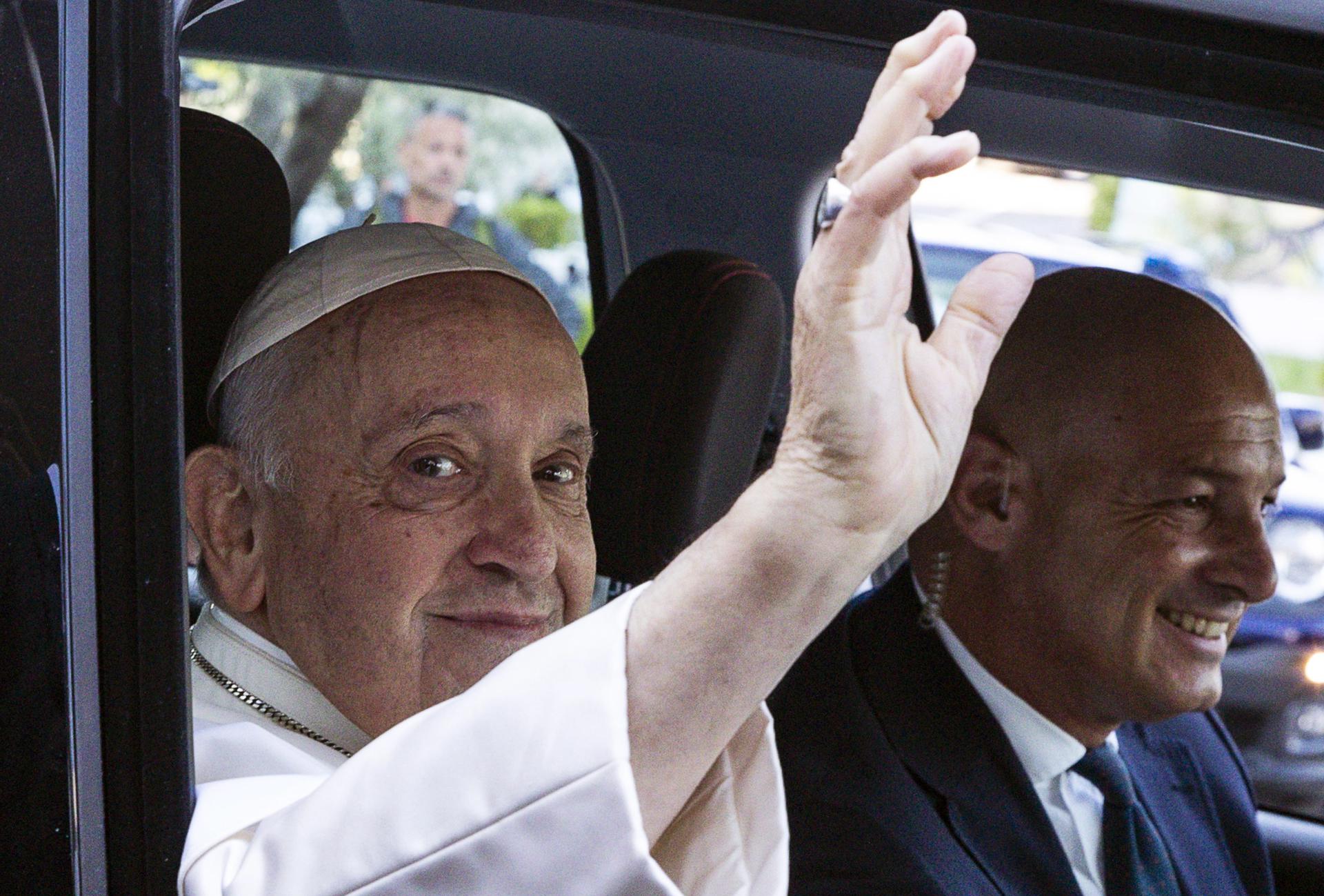 El Papa regresó al Vaticano después de haber sido operado de una hernia abdominal
