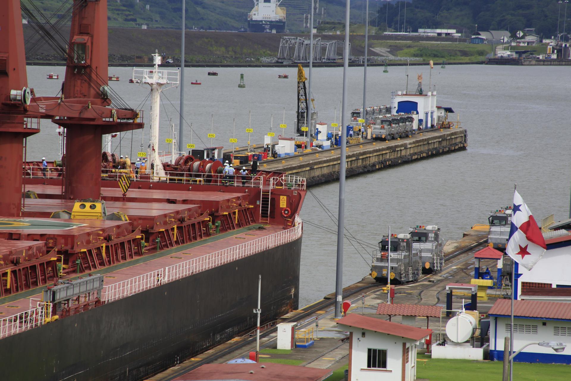 El Canal de Panamá disminuye progresivamente el calado de los buques por la sequía