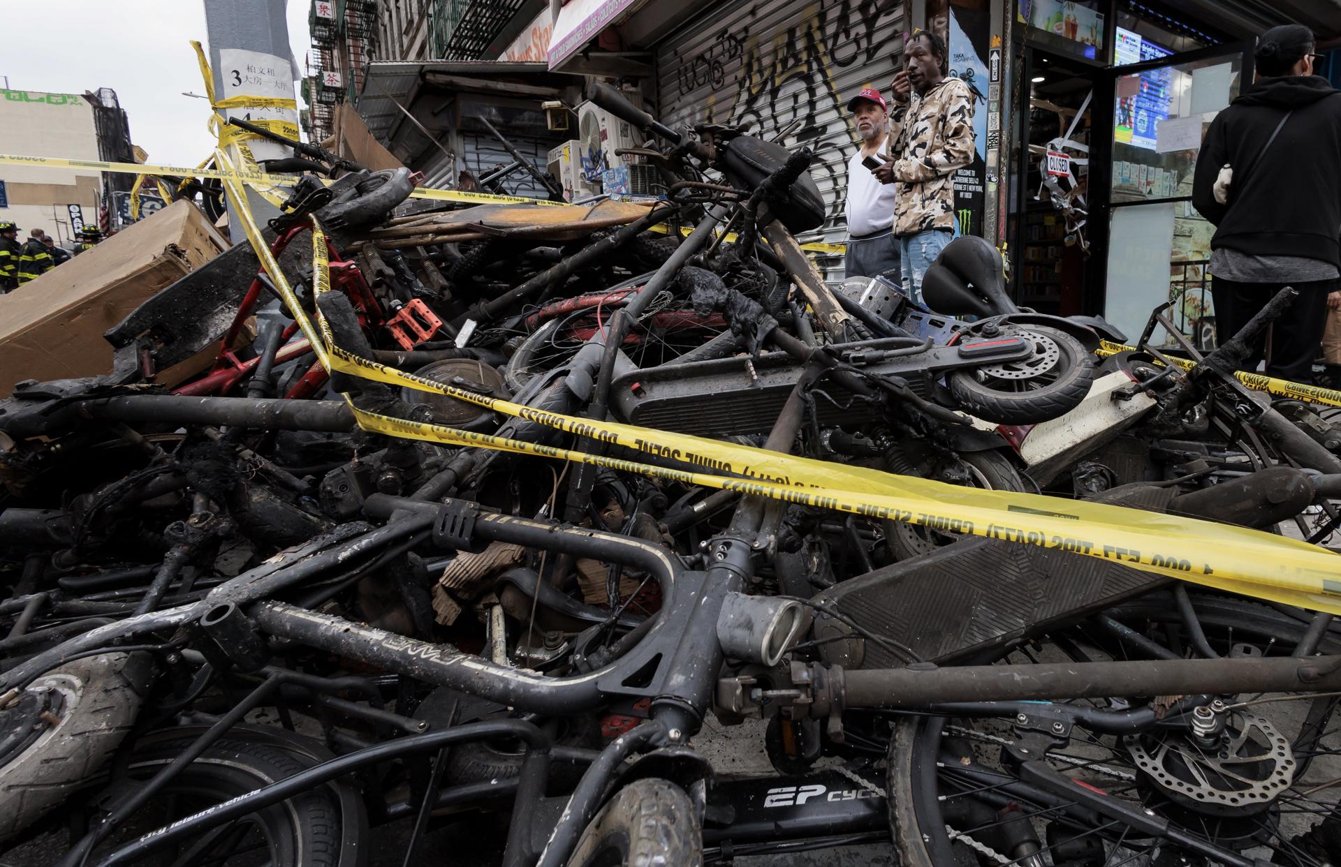 Mueren cuatro personas en un incendio en tienda de bicicletas eléctricas en Nueva York