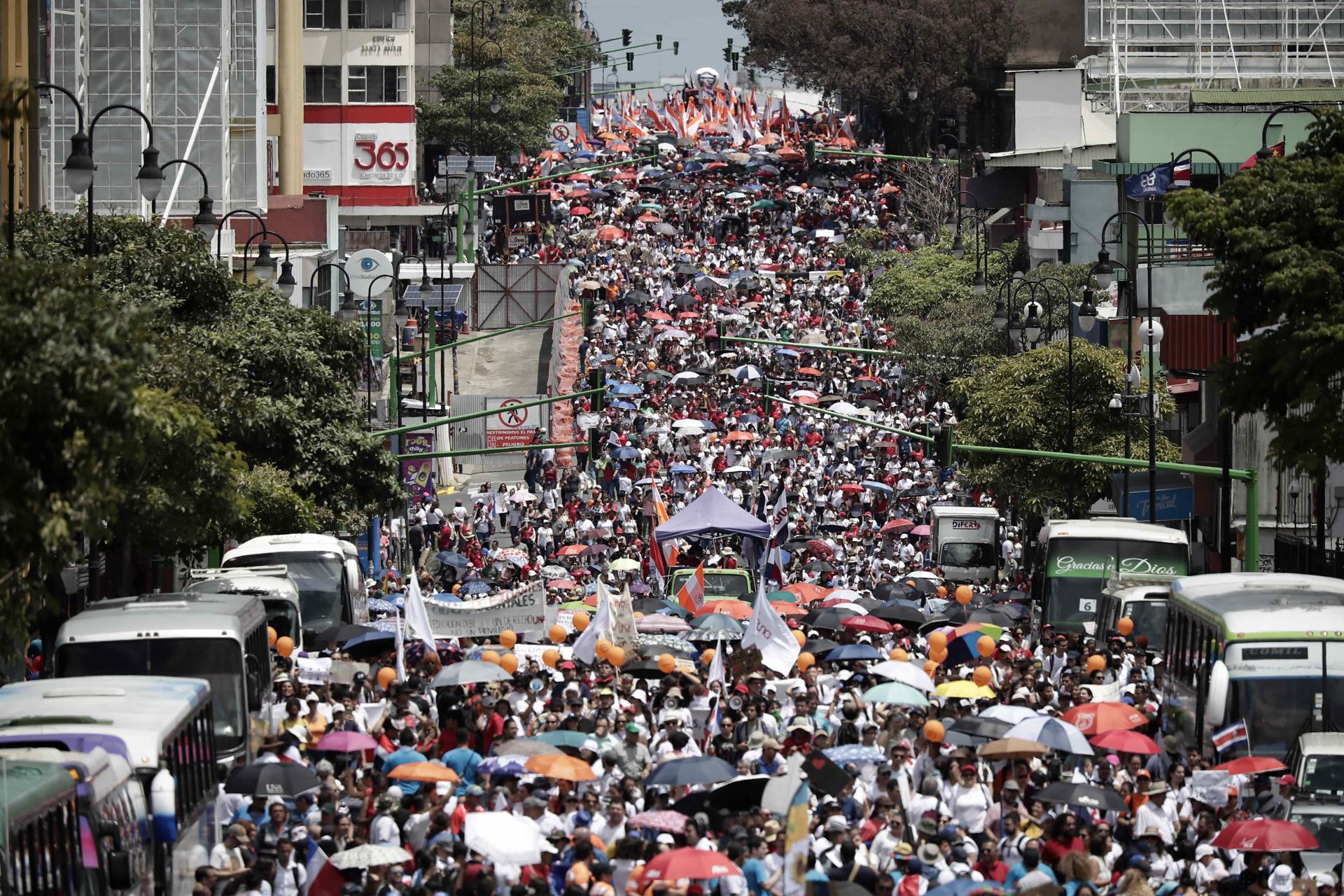 Miles salen a las calles en Costa Rica en defensa del presupuesto para la educación