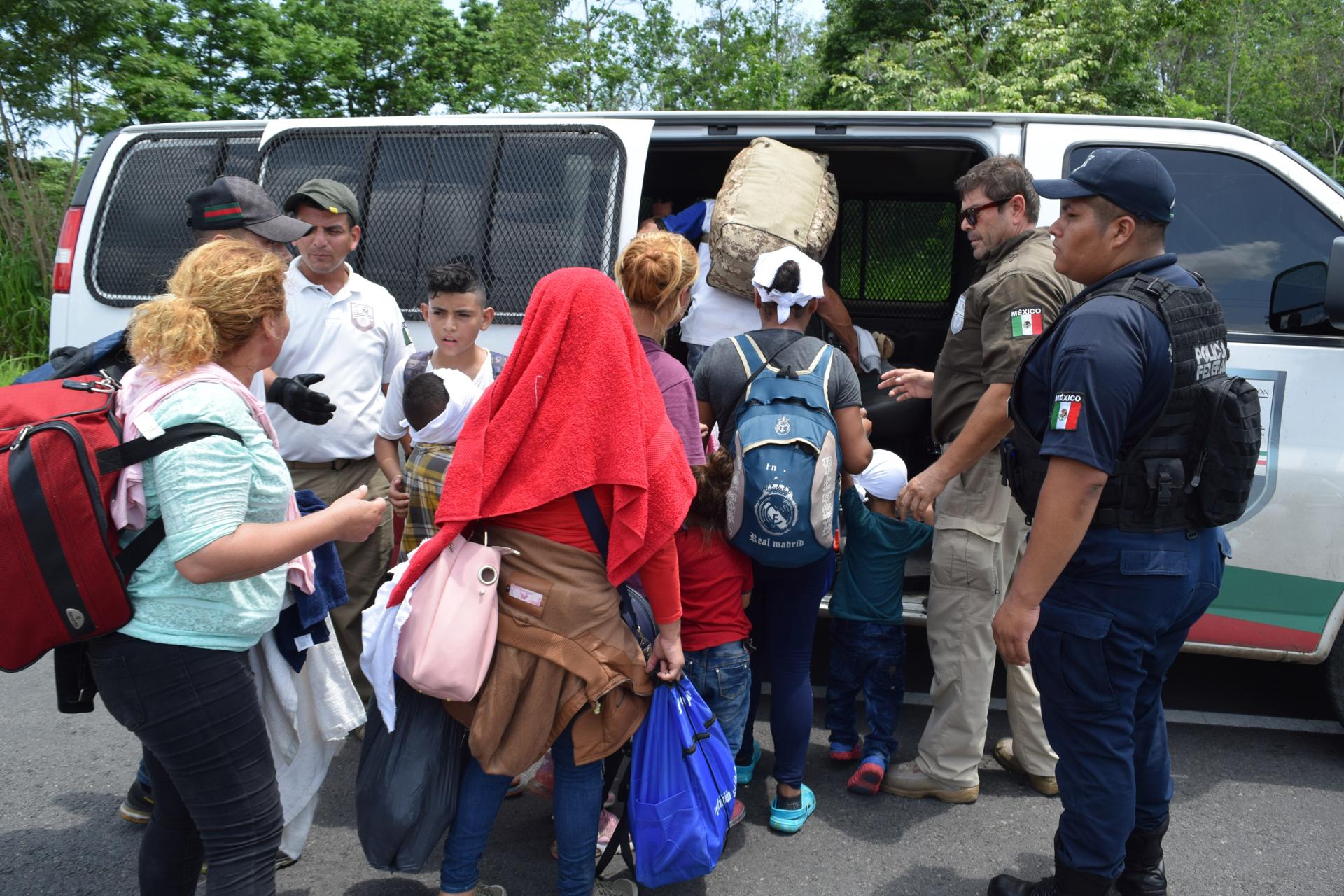 México intercepta a 130 migrantes de Guatemala que viajaban hacinados en un camión