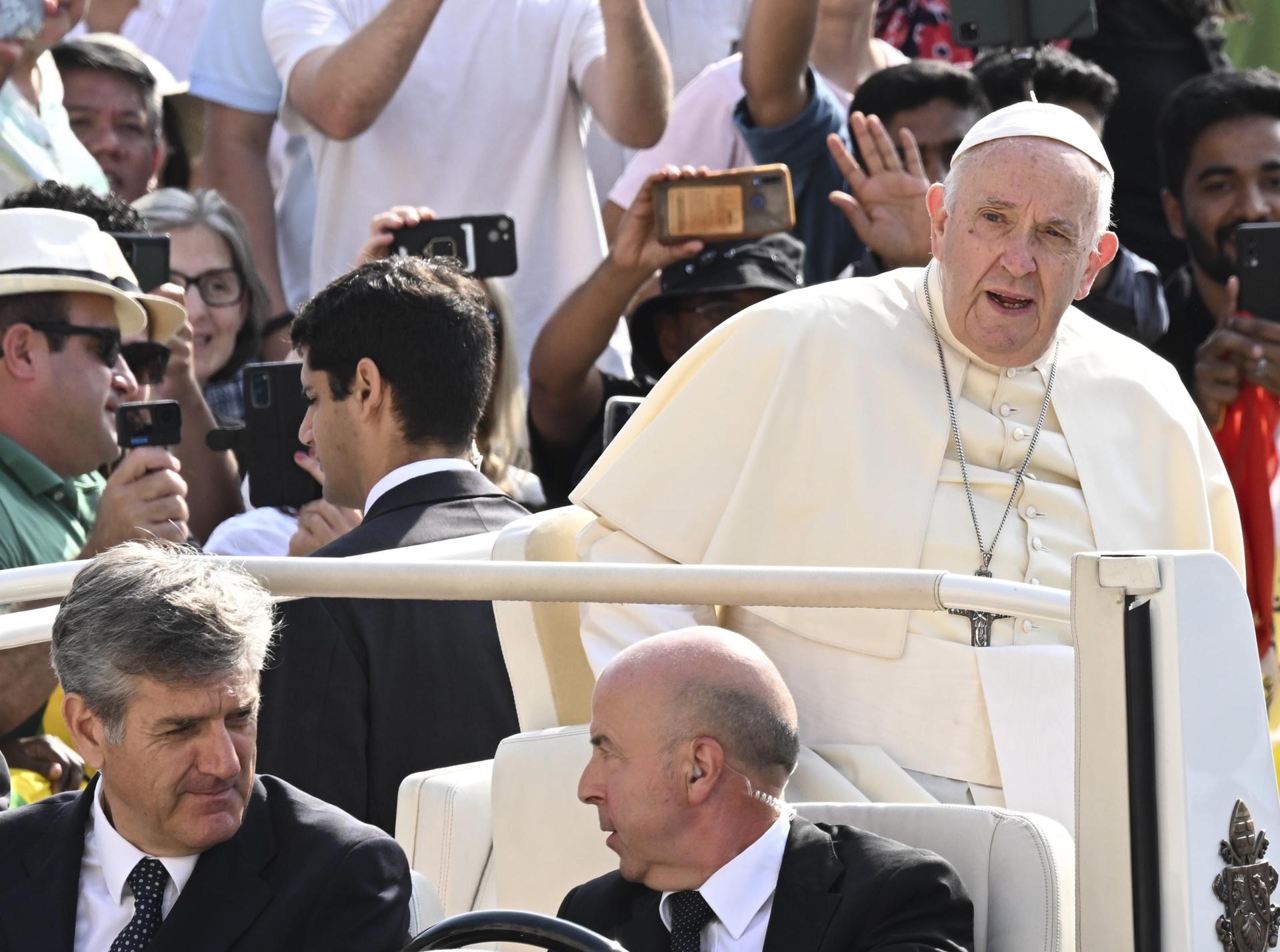 El Papa desea que llegue pronto la paz a Ucrania mientras su enviado visita Moscú