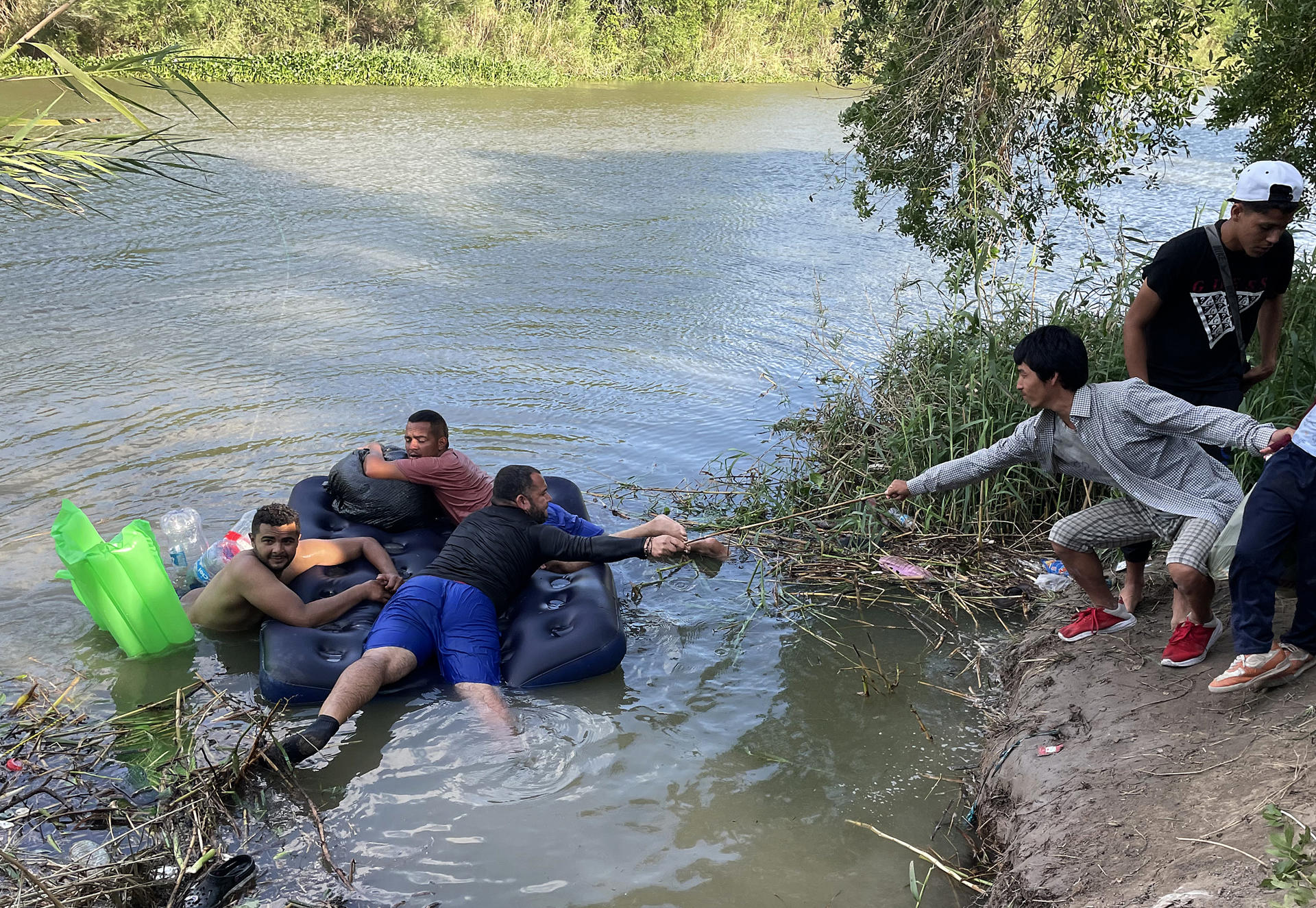 Cancelan gastos funerarios para la repatriación de los cuerpos de niños que se ahogaron en el río Bravo