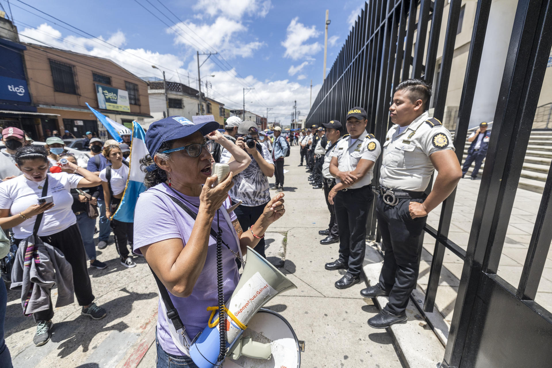 Guatemaltecos se manifiestan contra la fiscal general frente al Ministerio Público