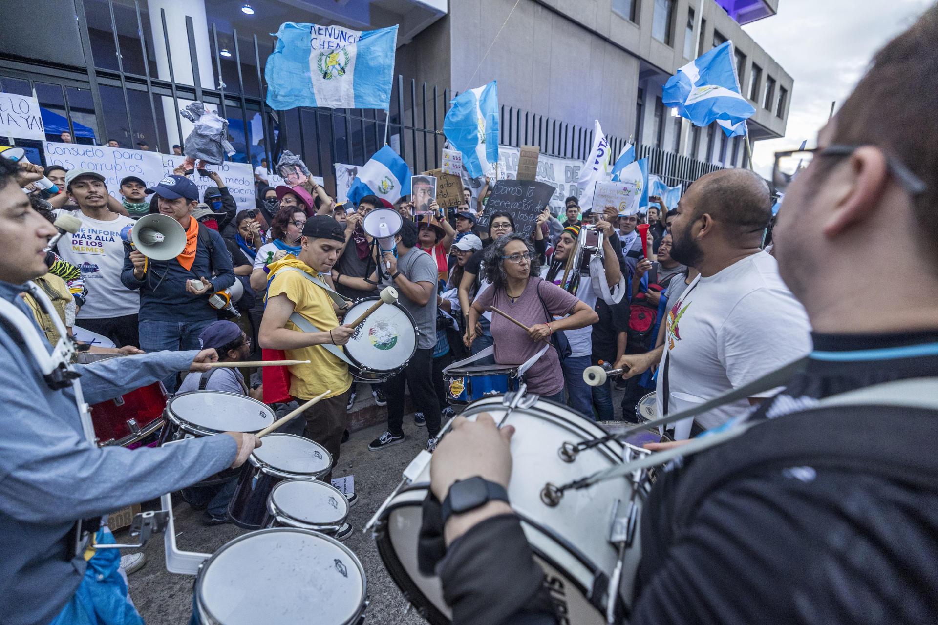 Guatemaltecos protestan por tercer día consecutivo en contra del Ministerio Público