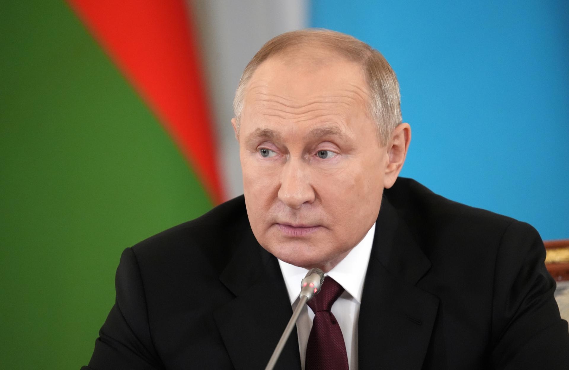 Putin dice que la entrega de bombas de racimo a Ucrania es un delito