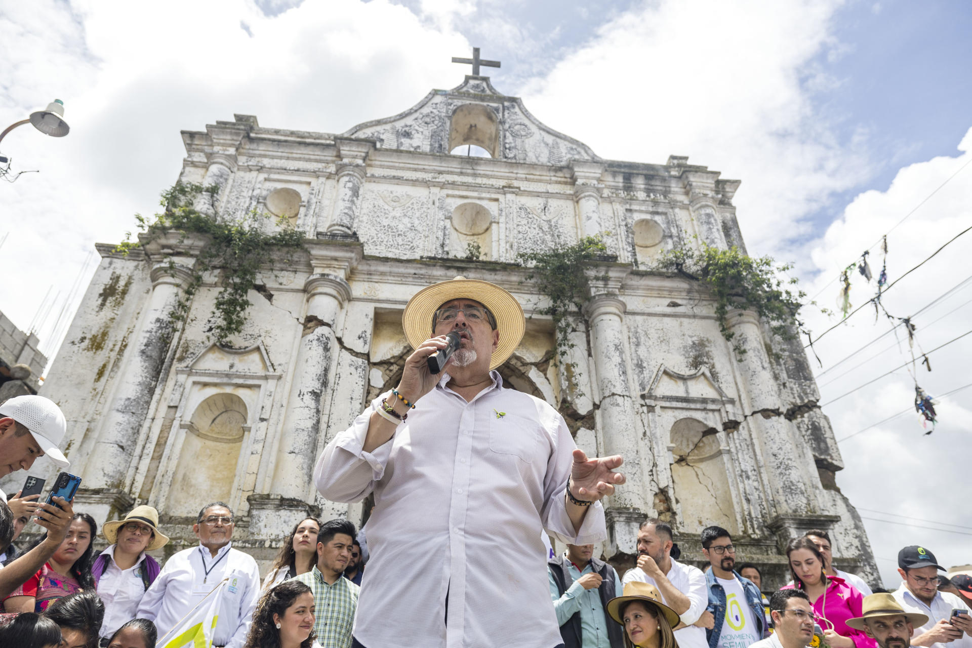 «Los corruptos harán cualquier cosa para no perder el poder», dice el candidato guatemalteco Bernardo Arévalo